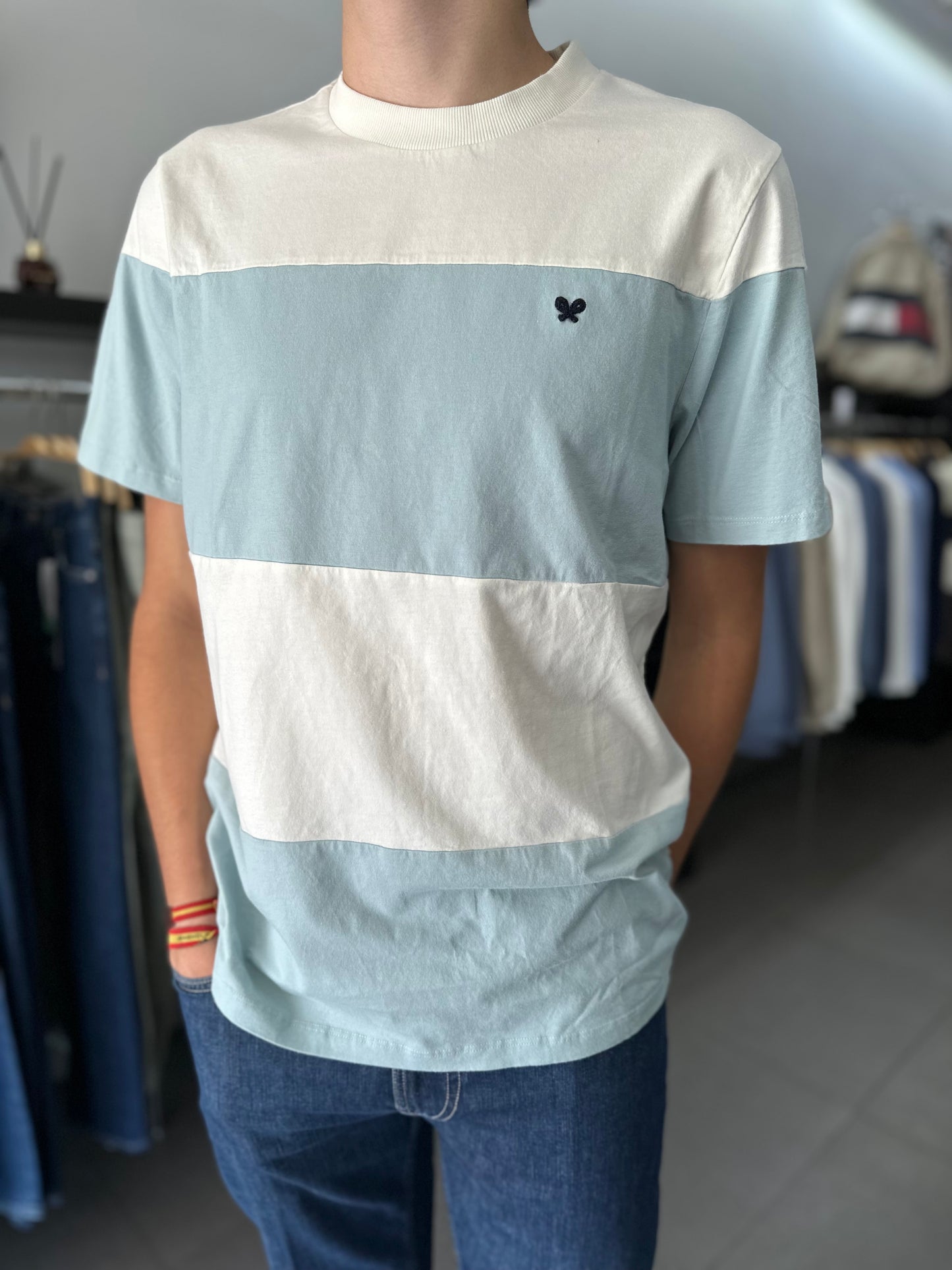CAMISETA SILBON AZUL Y BLACA CON LOGO BORDADO