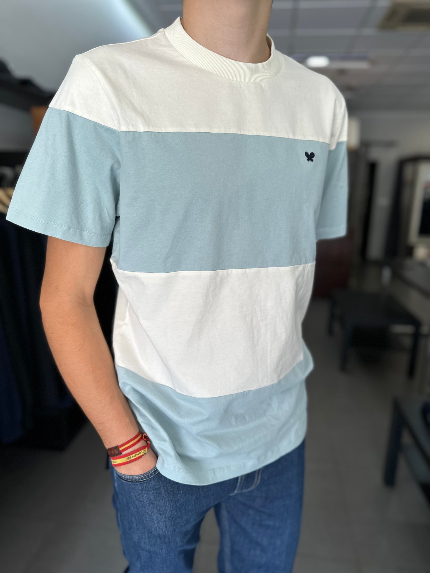 CAMISETA SILBON AZUL Y BLACA CON LOGO BORDADO