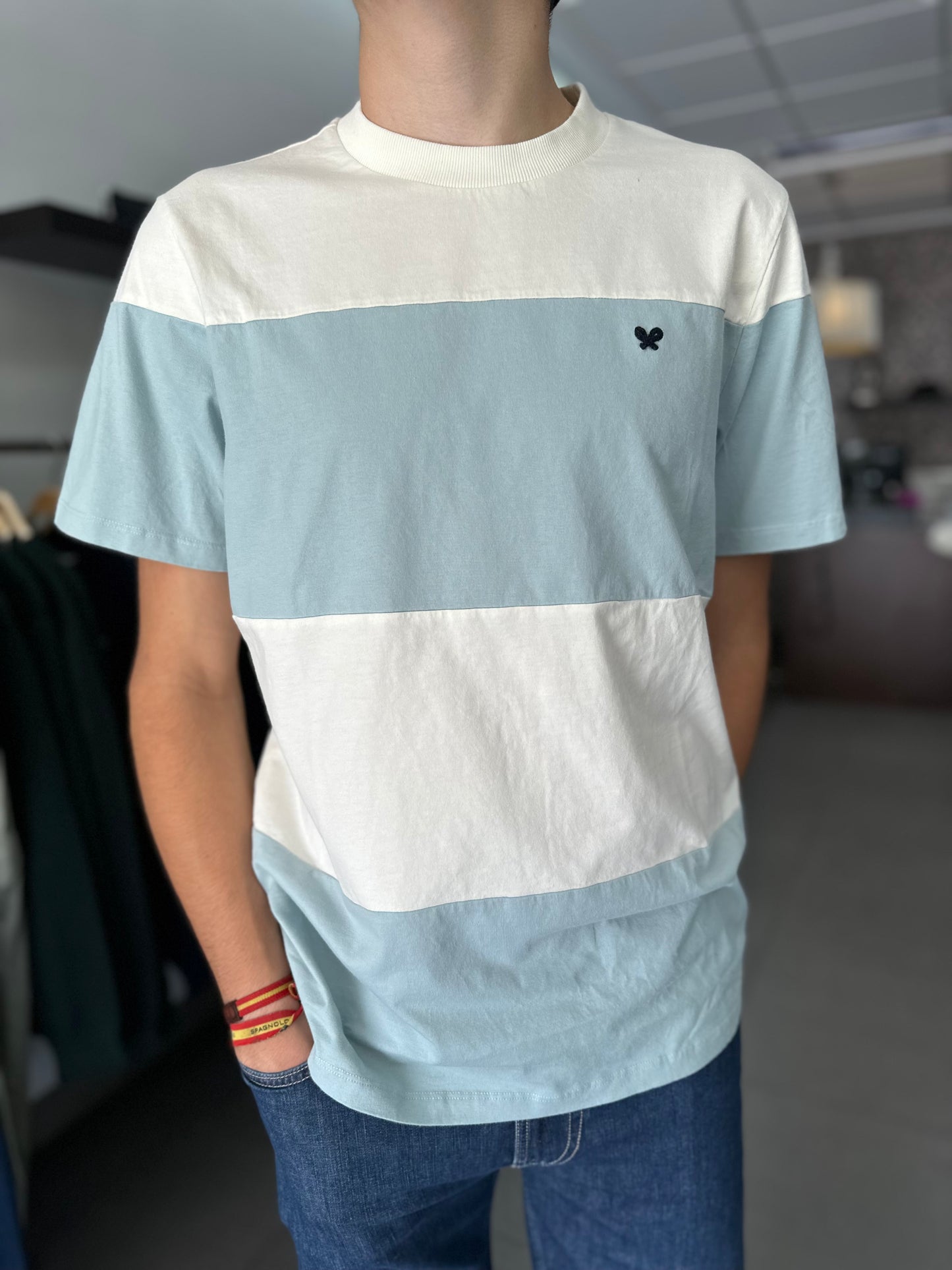 CAMISETA SILBON AZUL Y BLACA CON LOGO BORDADO