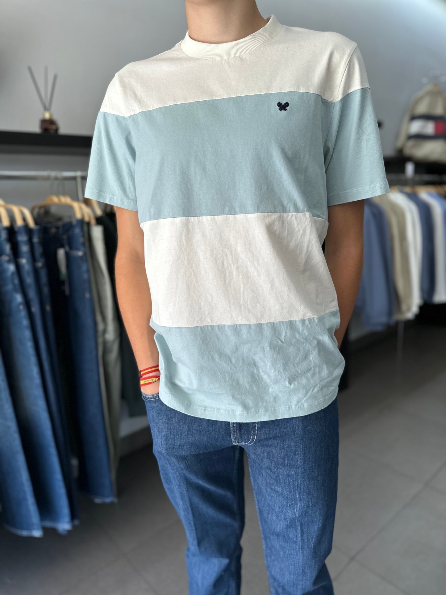 CAMISETA SILBON AZUL Y BLACA CON LOGO BORDADO