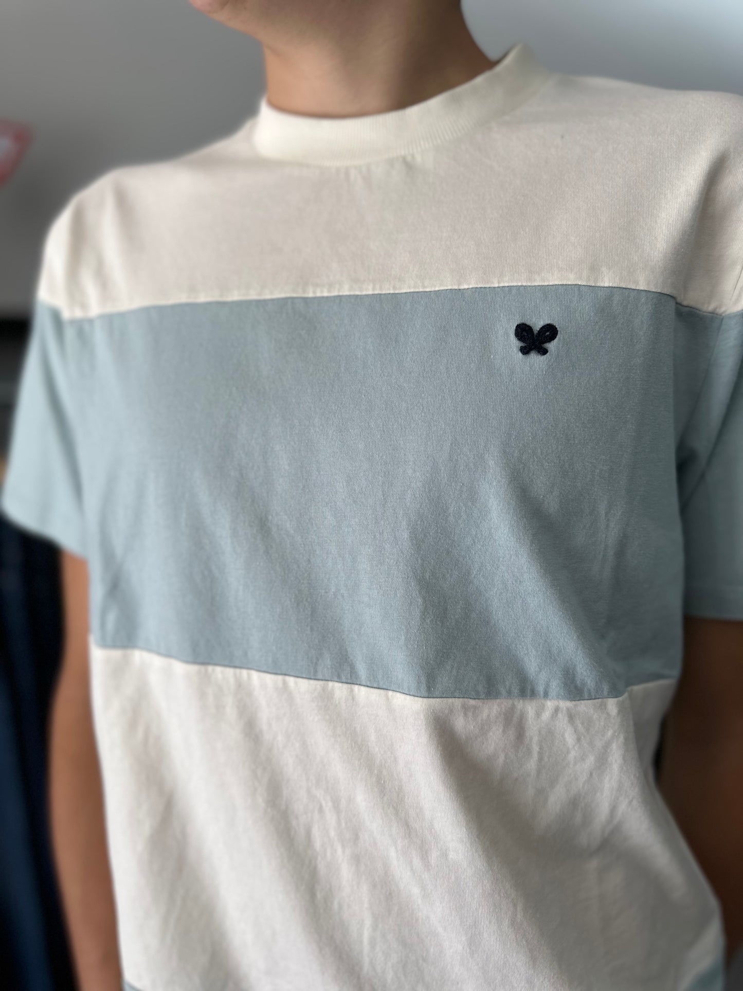 CAMISETA SILBON AZUL Y BLACA CON LOGO BORDADO