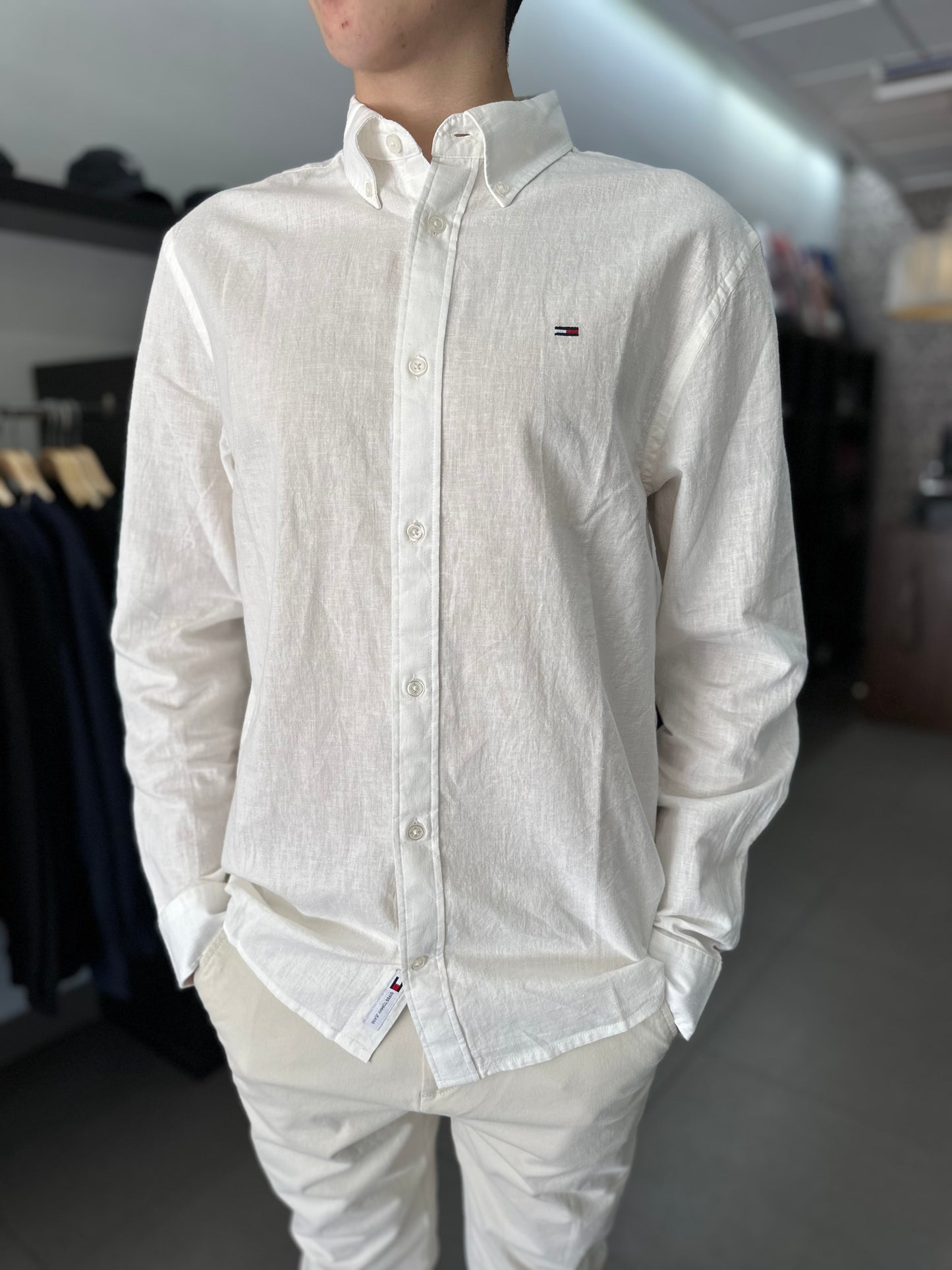 CAMISA TOMMY JEANS LINO BLANCO CON LOGO