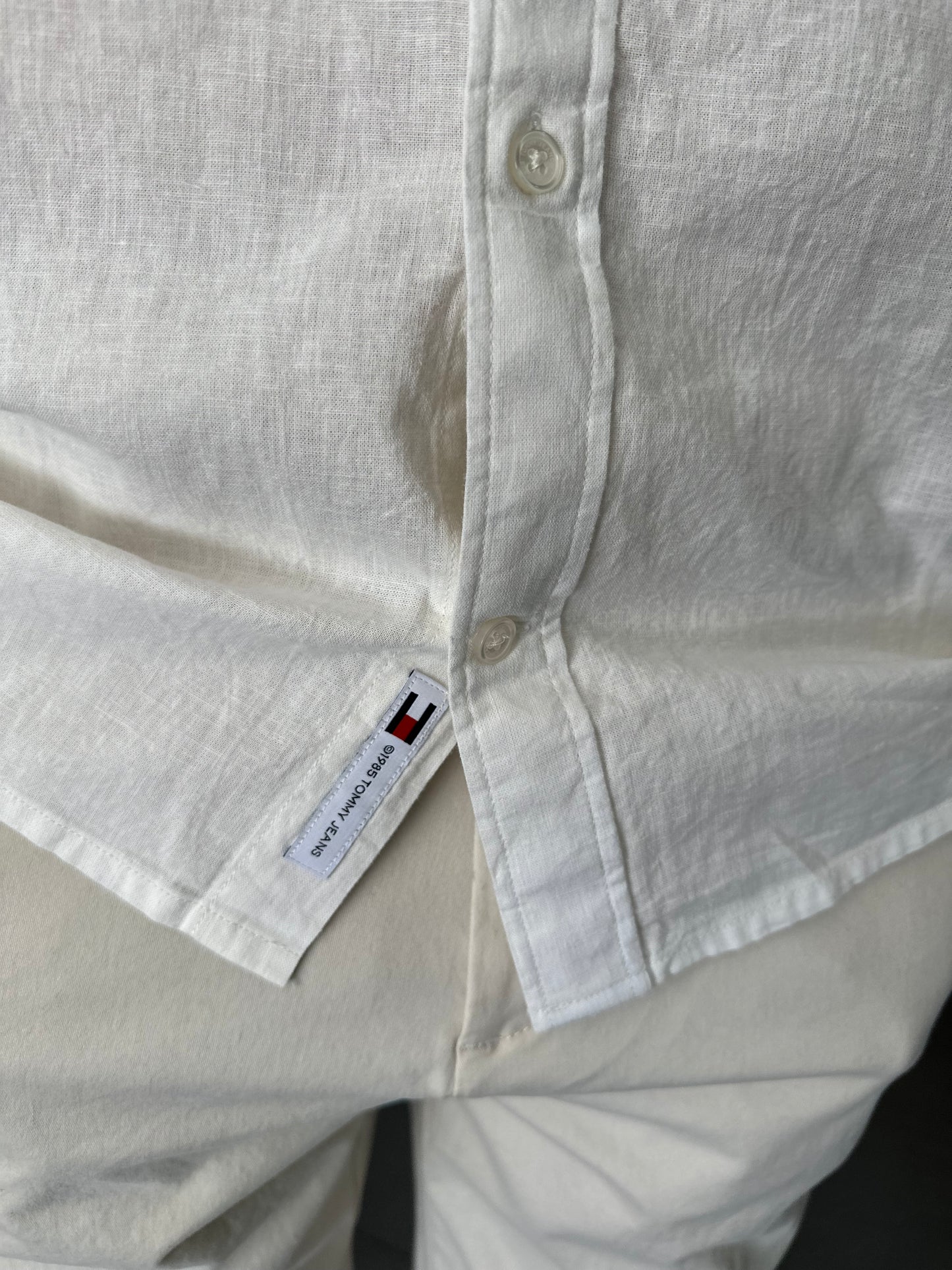 CAMISA TOMMY JEANS LINO BLANCO CON LOGO