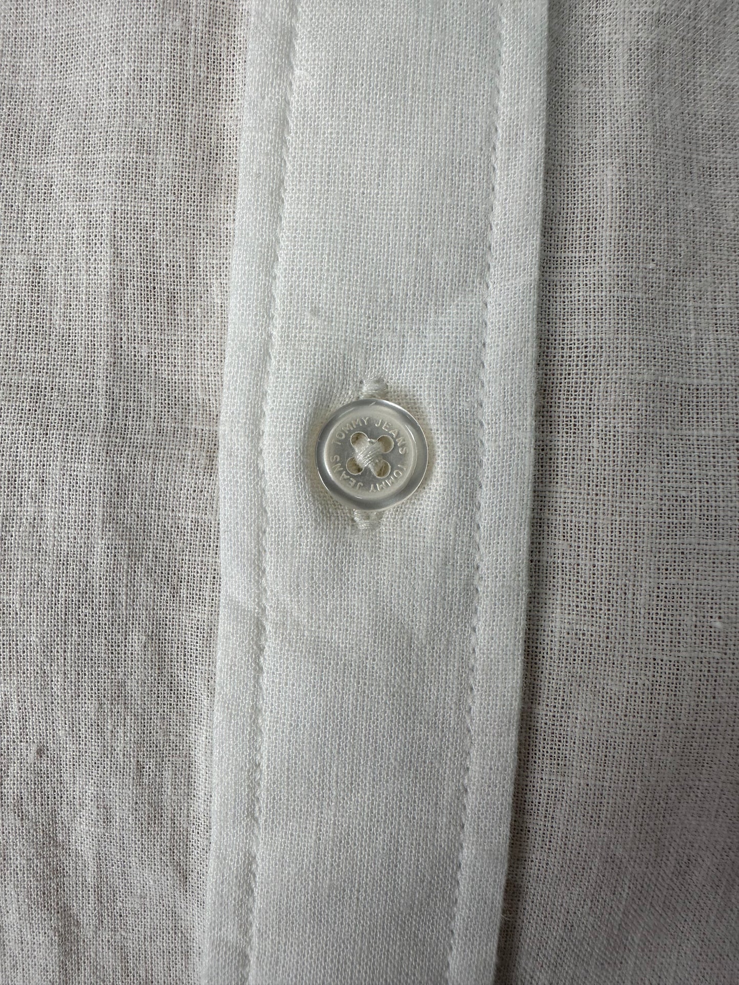 CAMISA TOMMY JEANS LINO BLANCO CON LOGO