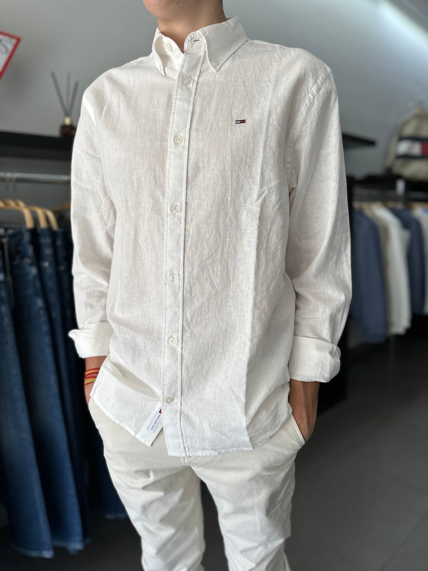 CAMISA TOMMY JEANS LINO BLANCO CON LOGO