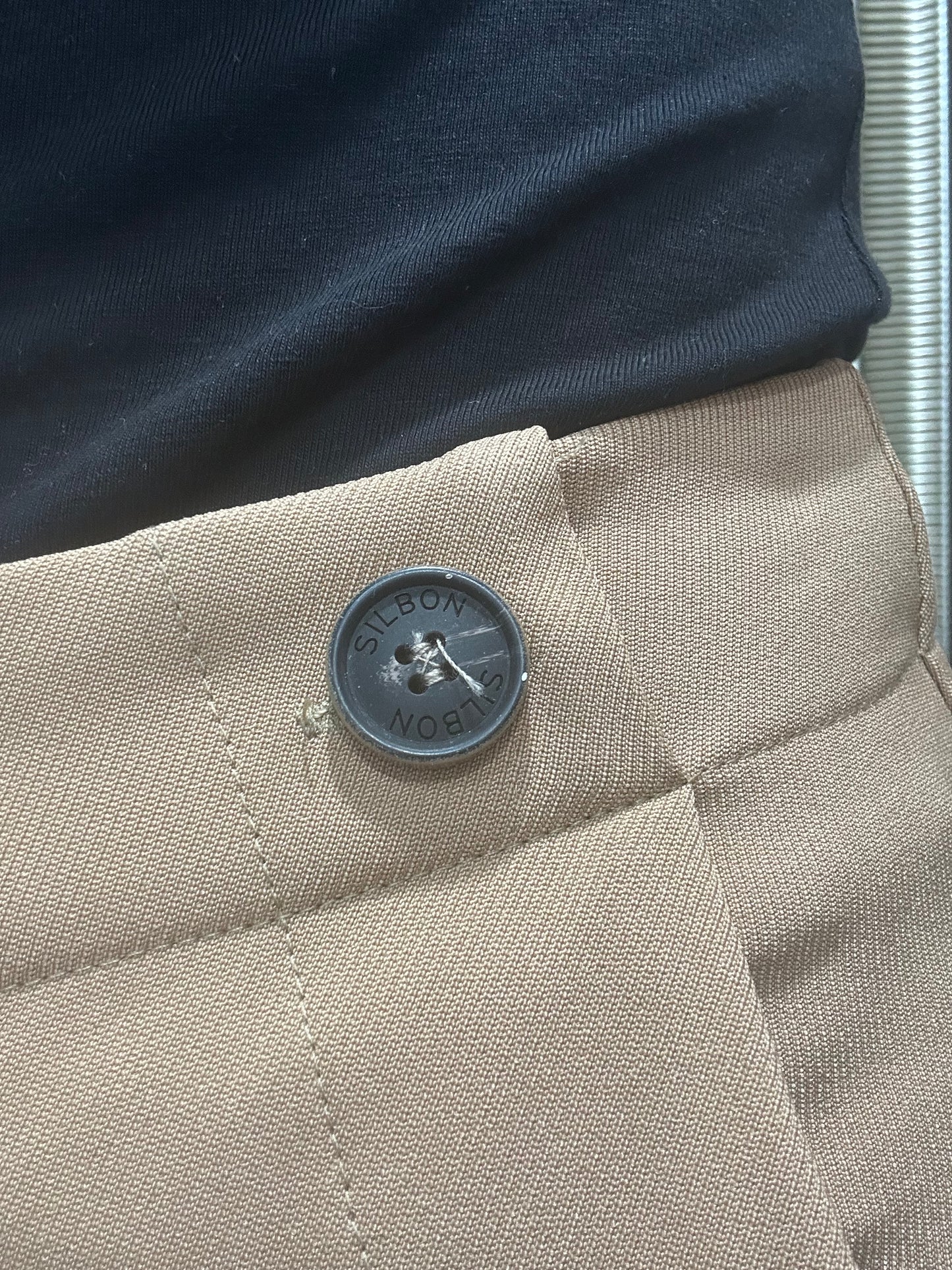 PANTALÓN SILBON CAMEL CON BOTONES TRAJE