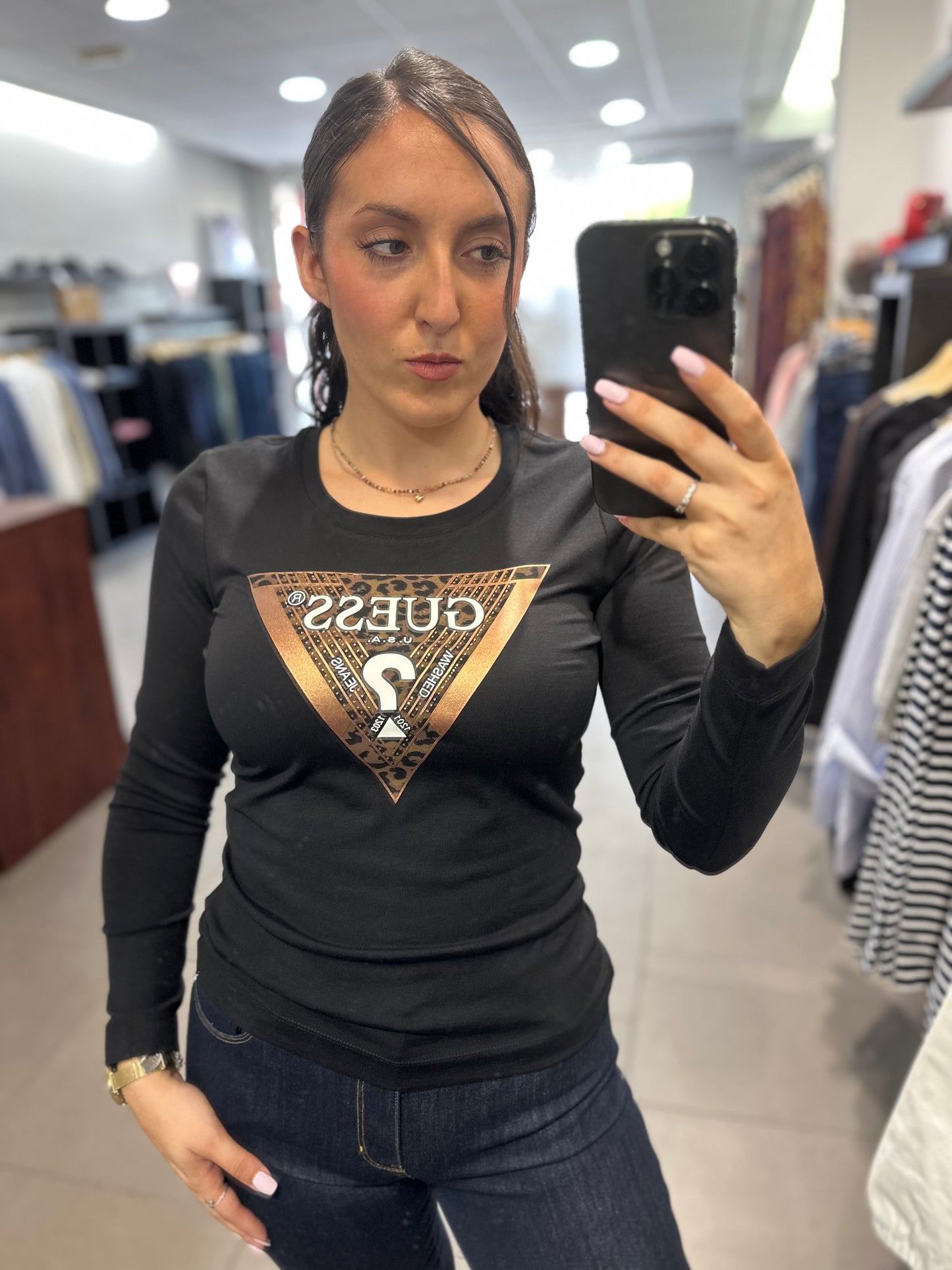 CAMISETA GUESS NEGRA LOGO ANIMAL PRINT Y BRILLOS BRONCE