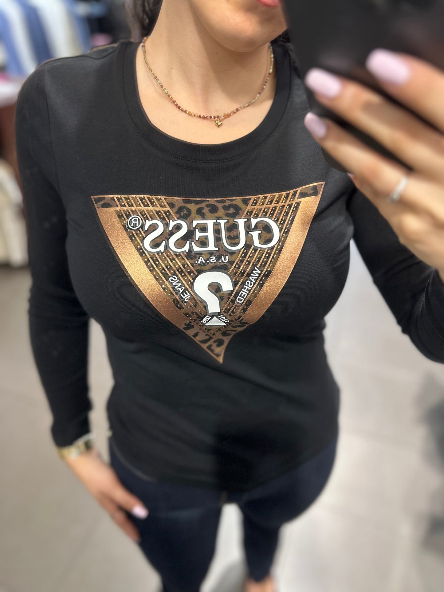 CAMISETA GUESS NEGRA LOGO ANIMAL PRINT Y BRILLOS BRONCE