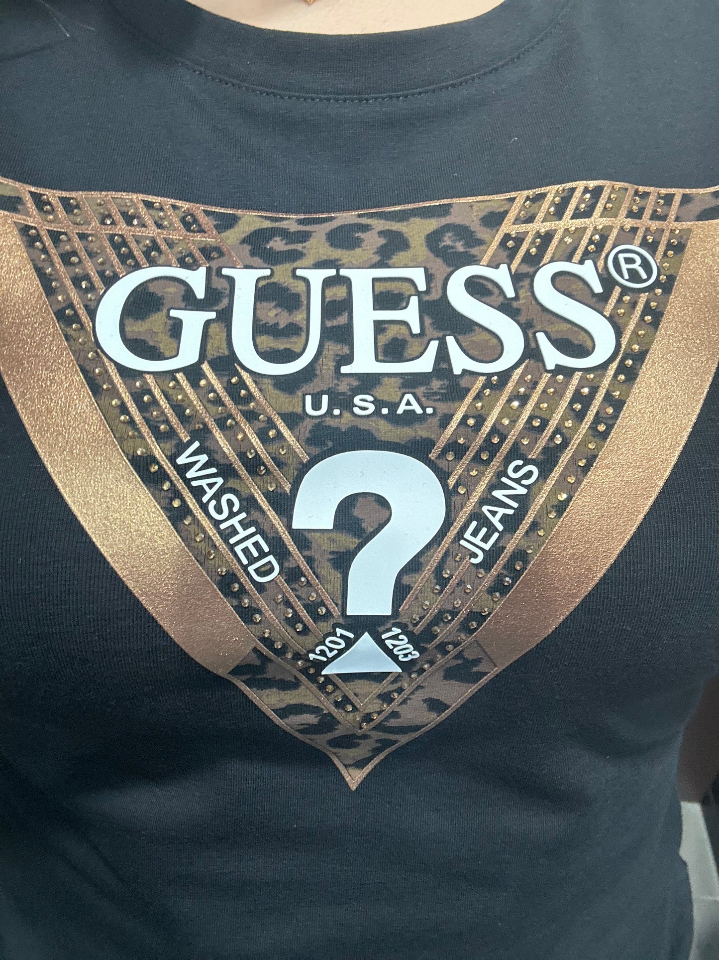 CAMISETA GUESS NEGRA LOGO ANIMAL PRINT Y BRILLOS BRONCE