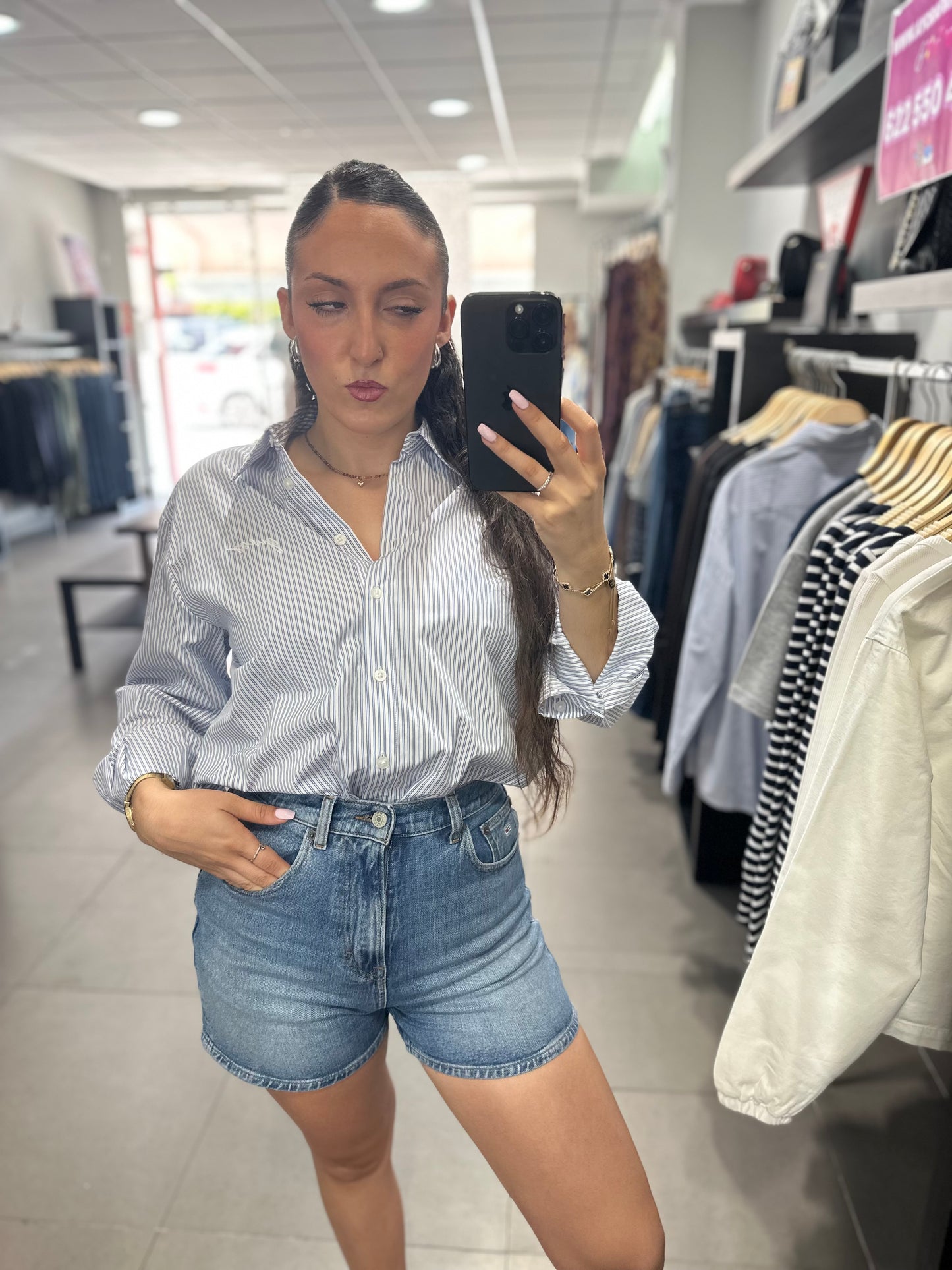 CAMISA GUESS OVERSICE RALLAS AZUL Y BLANCO CON LOGO BORDADO