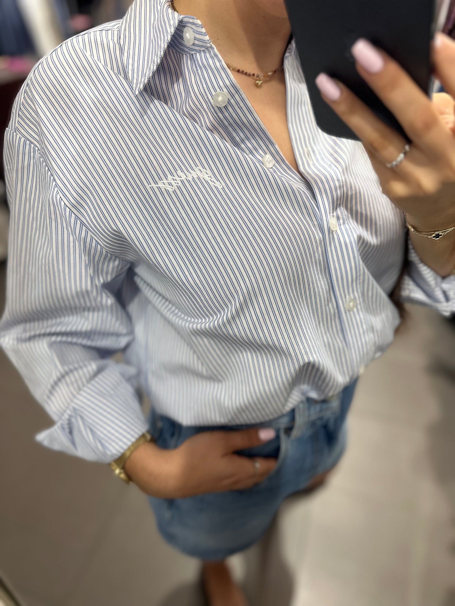 CAMISA GUESS OVERSICE RALLAS AZUL Y BLANCO CON LOGO BORDADO