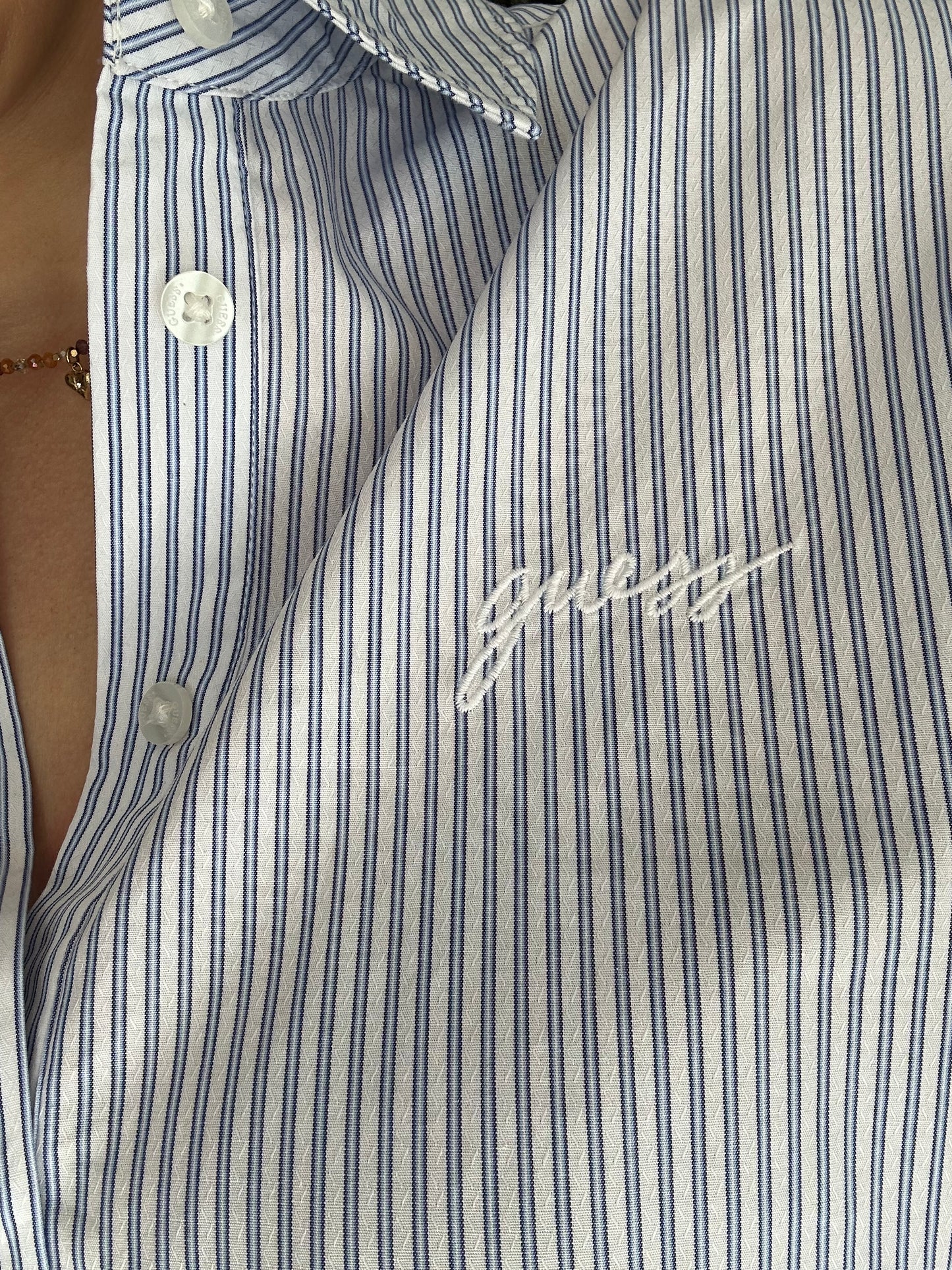 CAMISA GUESS OVERSICE RALLAS AZUL Y BLANCO CON LOGO BORDADO