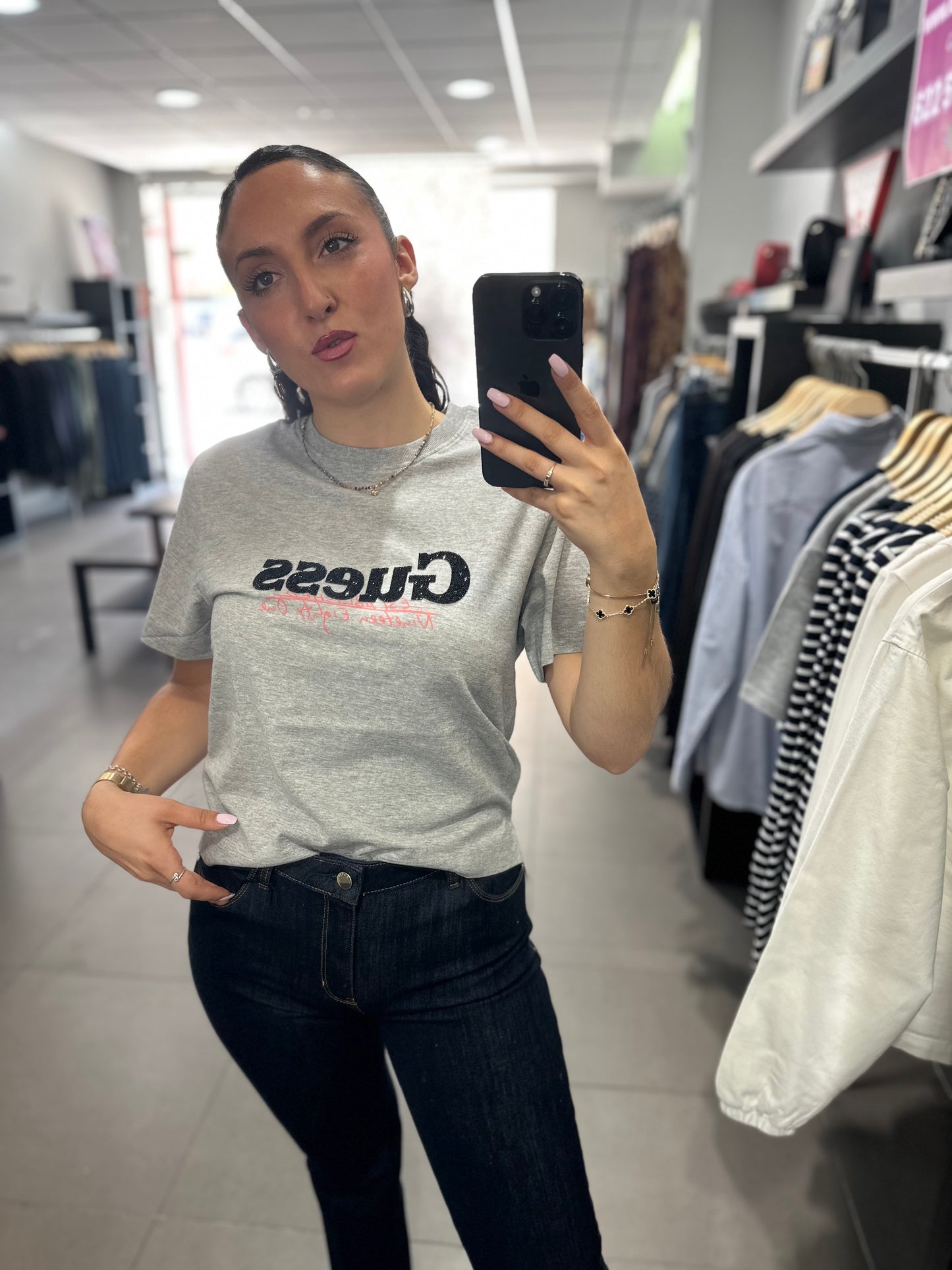 CAMISETA GUESS GRIS LOOGO Y BRILLO Y ESPALDA