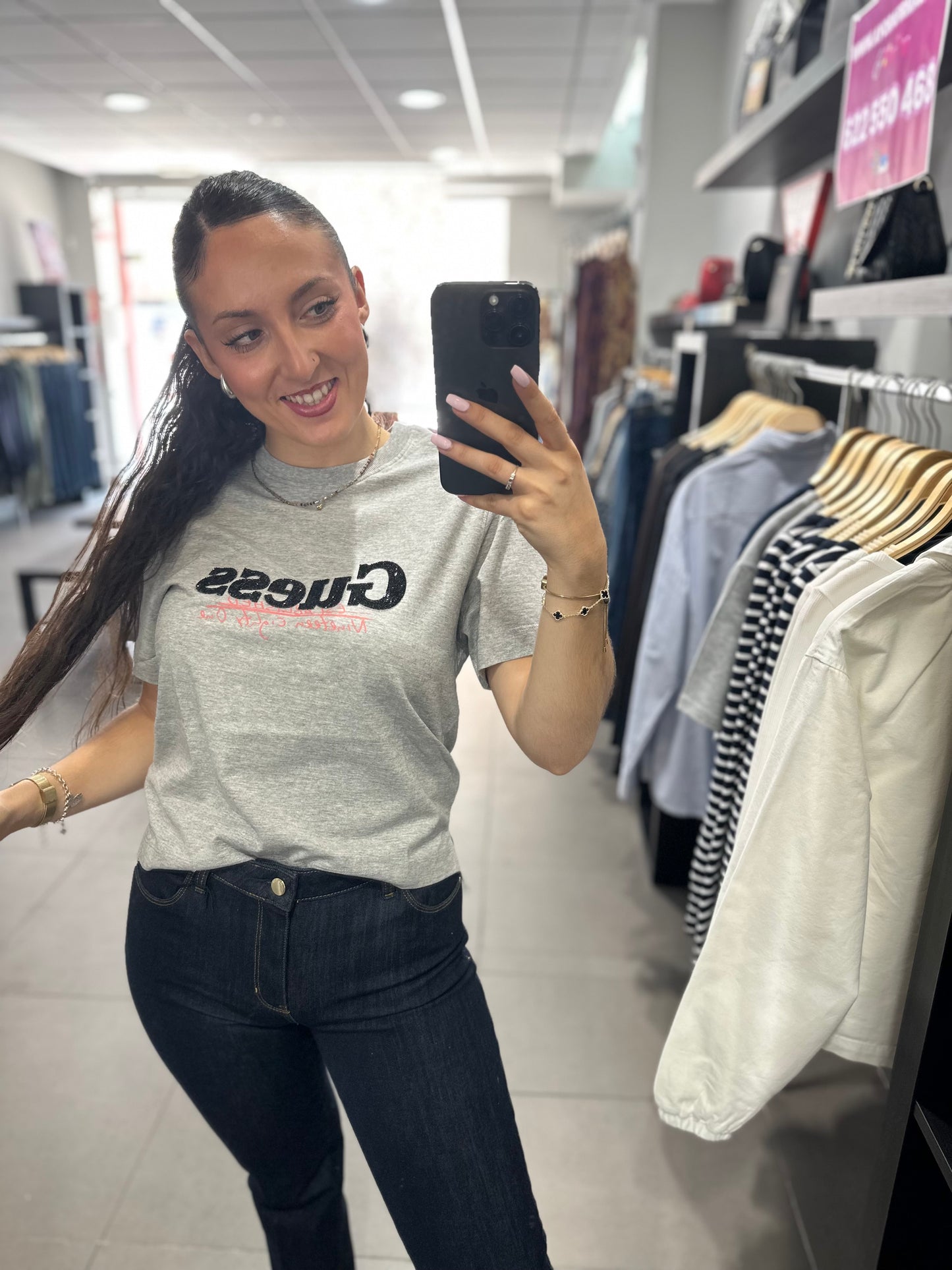 CAMISETA GUESS GRIS LOOGO Y BRILLO Y ESPALDA