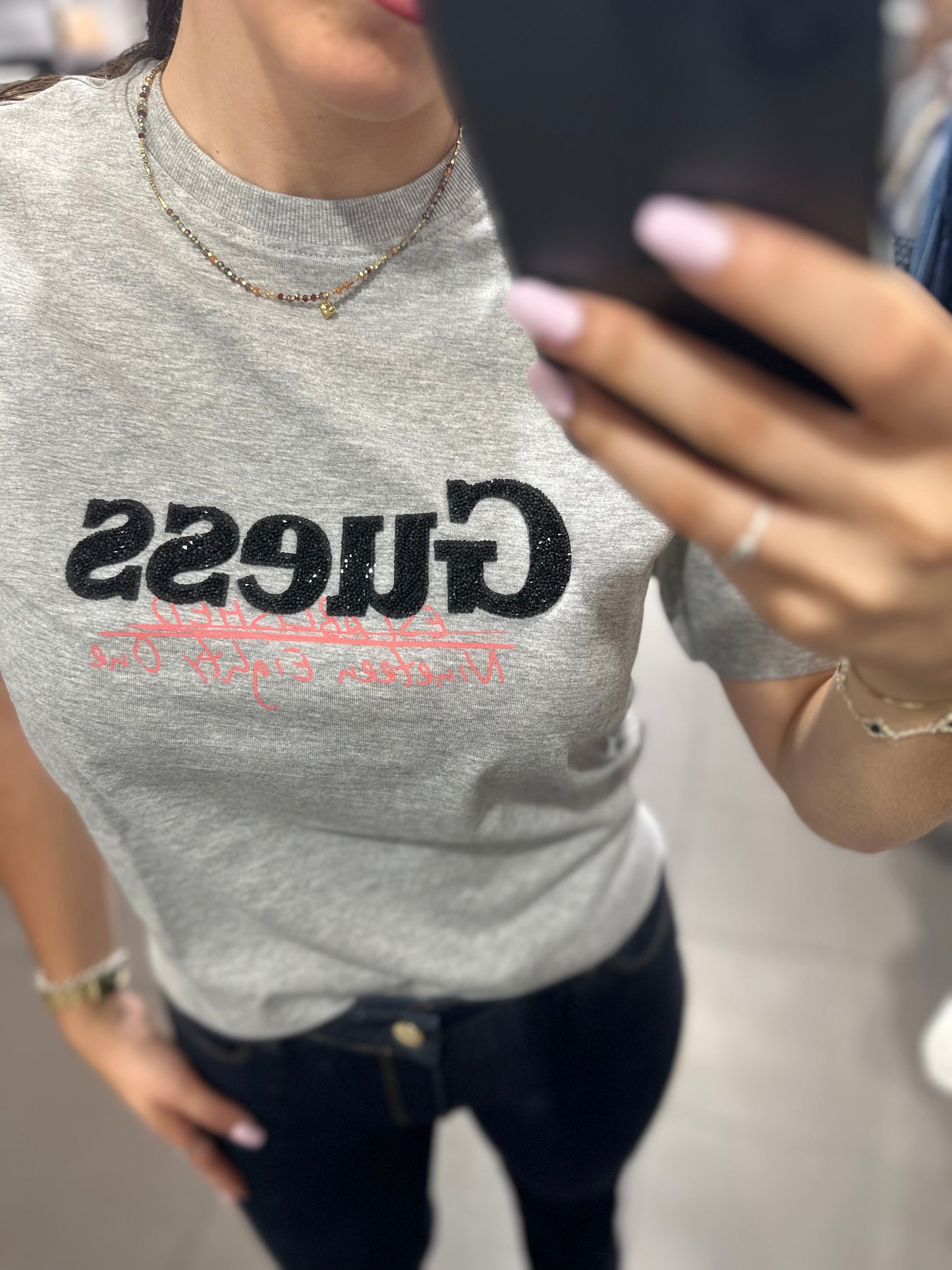 CAMISETA GUESS GRIS LOOGO Y BRILLO Y ESPALDA