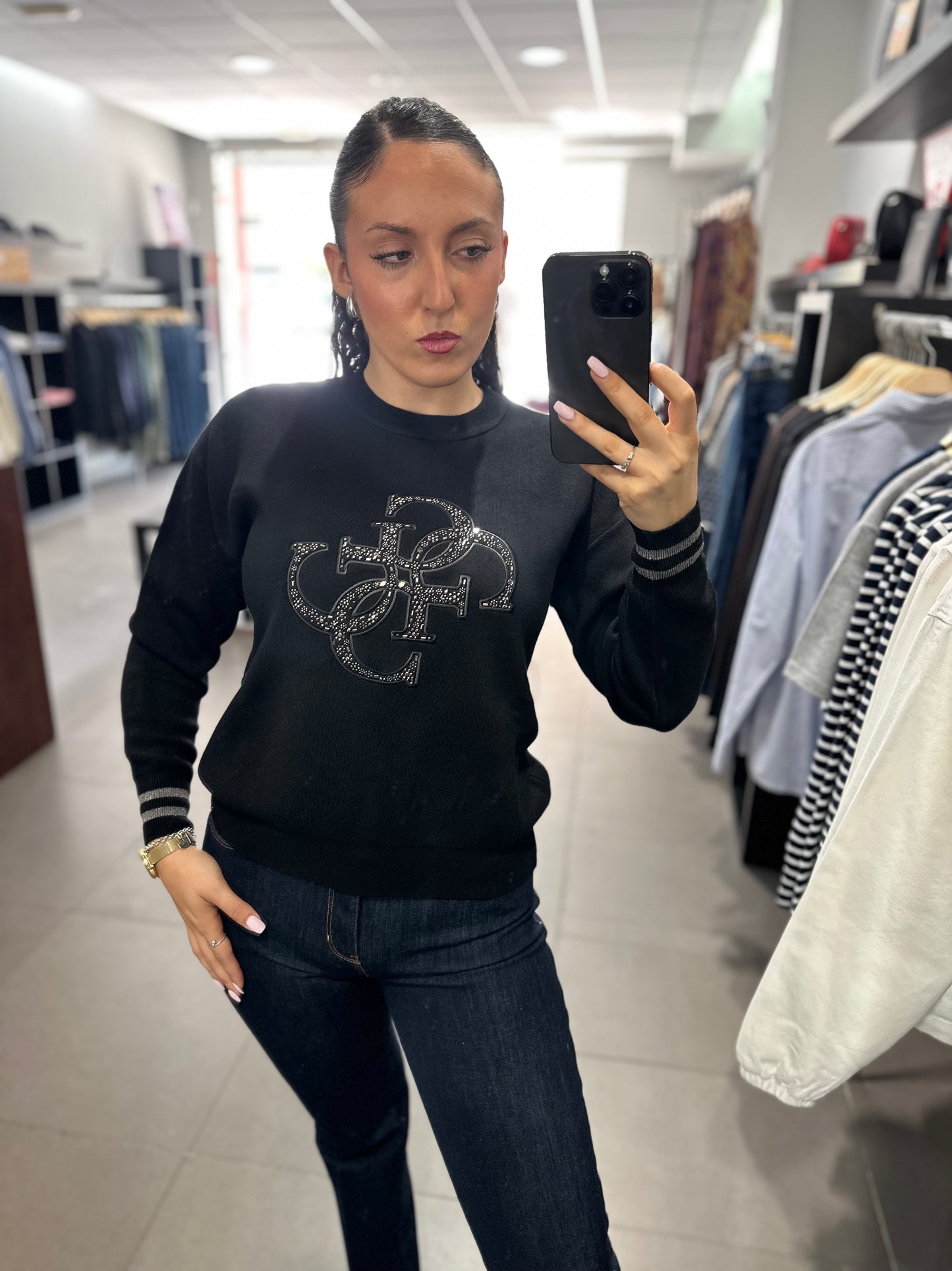 JERSEY GUESS CON LOGO 4G BORDADO CON BRILLOS FLORES Y PUÑO PLATEADO