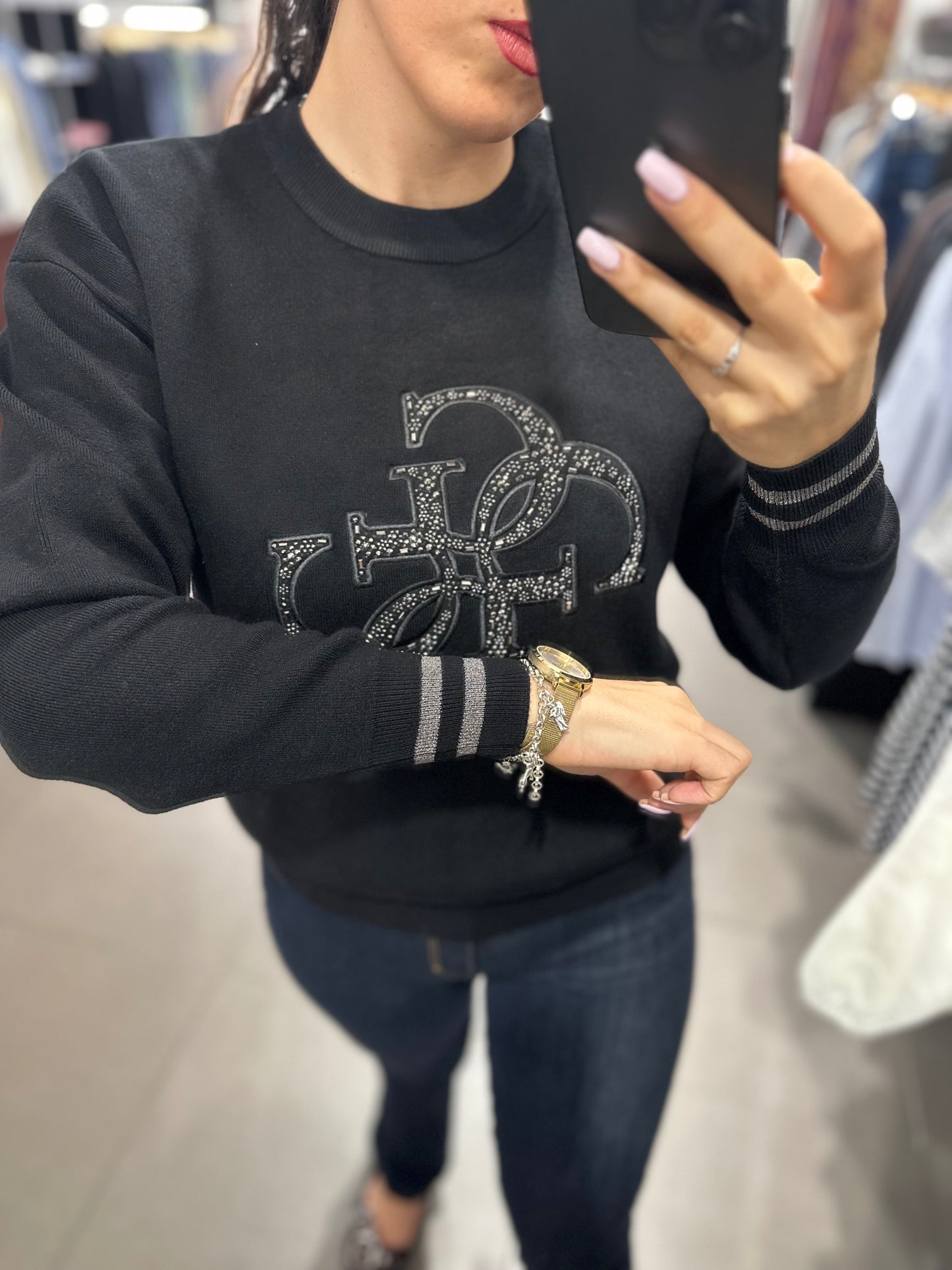 JERSEY GUESS CON LOGO 4G BORDADO CON BRILLOS FLORES Y PUÑO PLATEADO