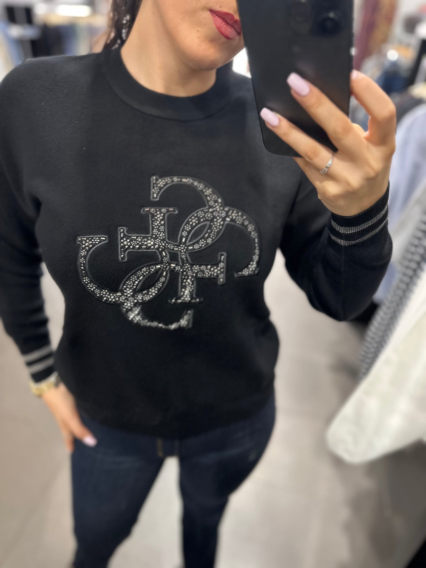 JERSEY GUESS CON LOGO 4G BORDADO CON BRILLOS FLORES Y PUÑO PLATEADO