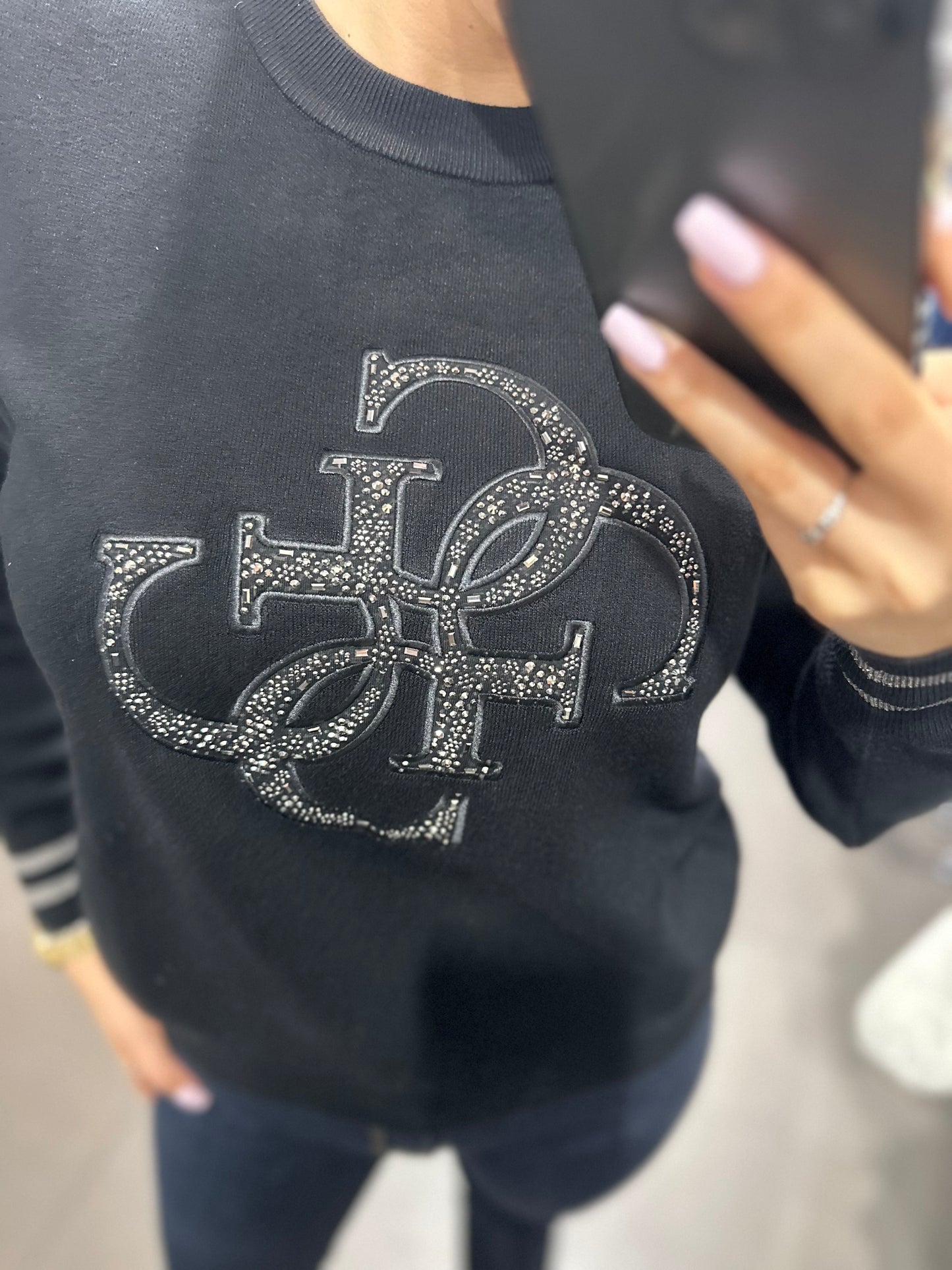 JERSEY GUESS CON LOGO 4G BORDADO CON BRILLOS FLORES Y PUÑO PLATEADO