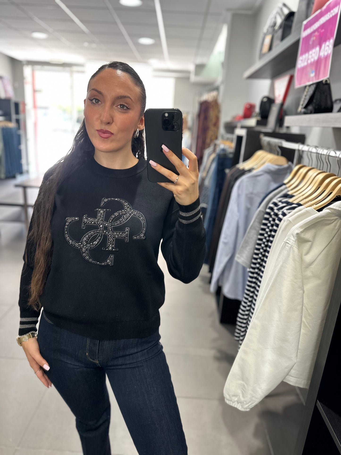 JERSEY GUESS CON LOGO 4G BORDADO CON BRILLOS FLORES Y PUÑO PLATEADO