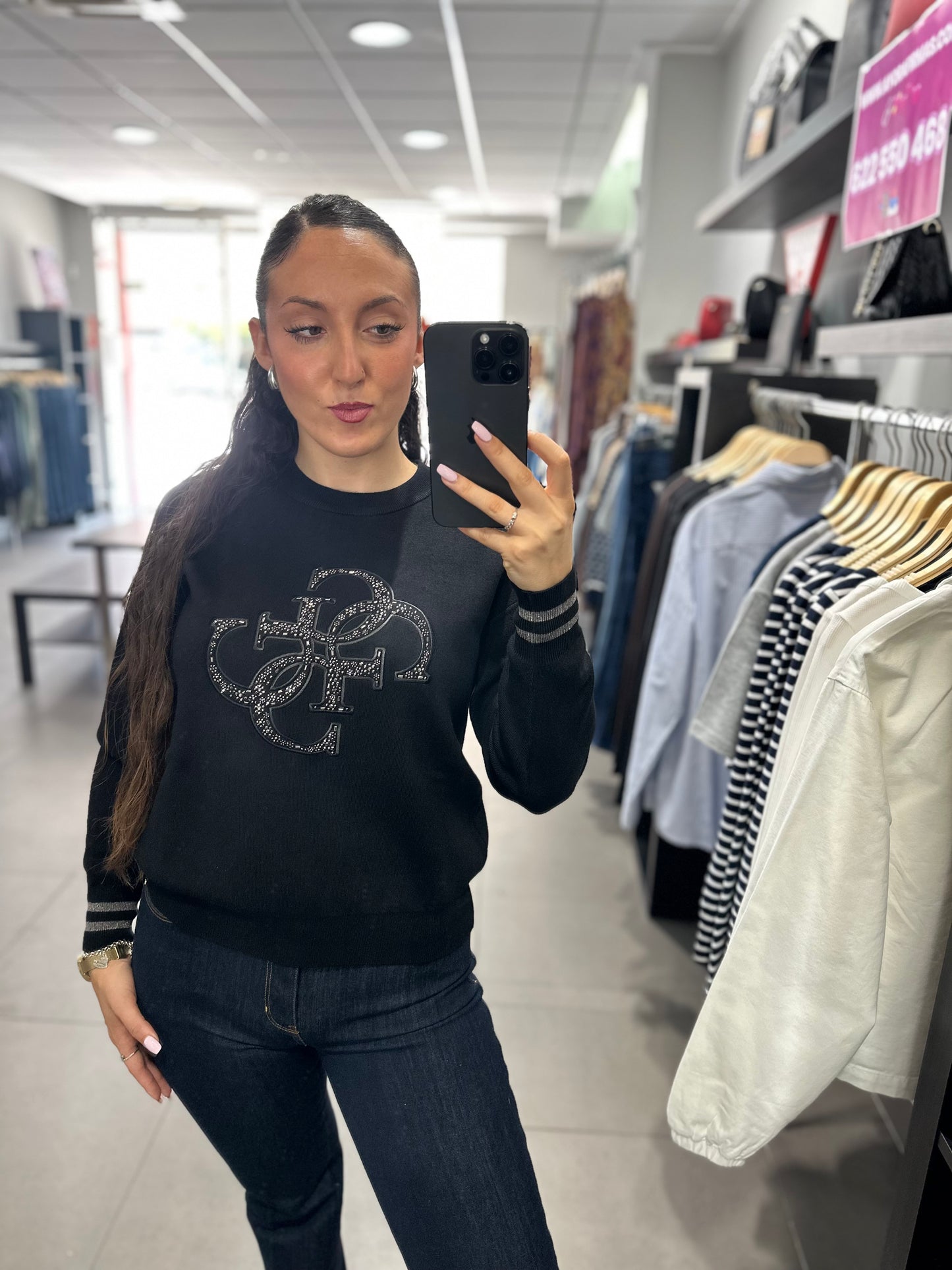 JERSEY GUESS CON LOGO 4G BORDADO CON BRILLOS FLORES Y PUÑO PLATEADO
