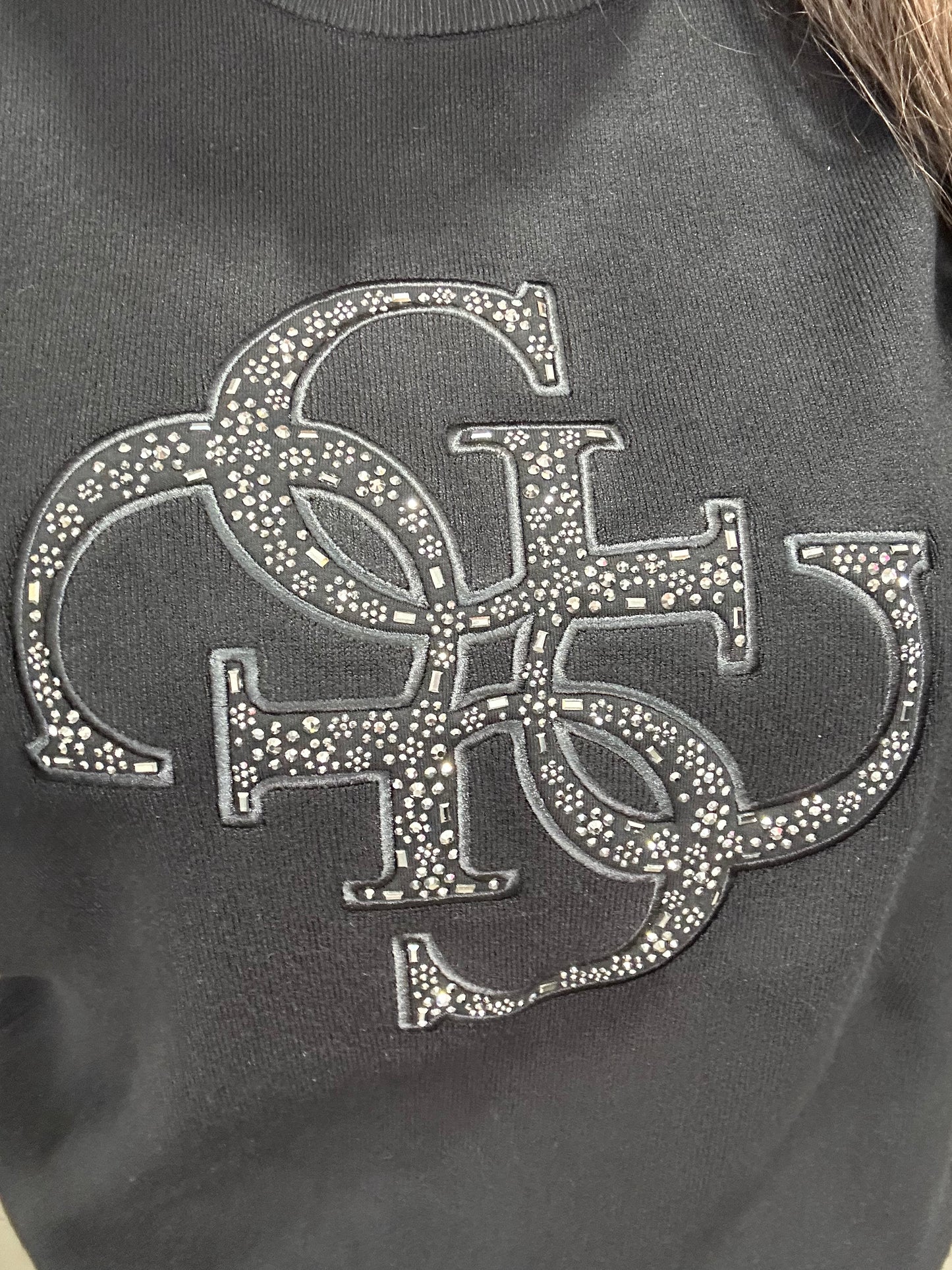 JERSEY GUESS CON LOGO 4G BORDADO CON BRILLOS FLORES Y PUÑO PLATEADO