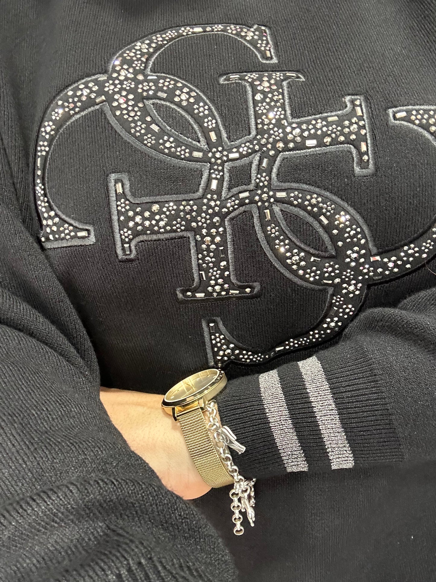 JERSEY GUESS CON LOGO 4G BORDADO CON BRILLOS FLORES Y PUÑO PLATEADO