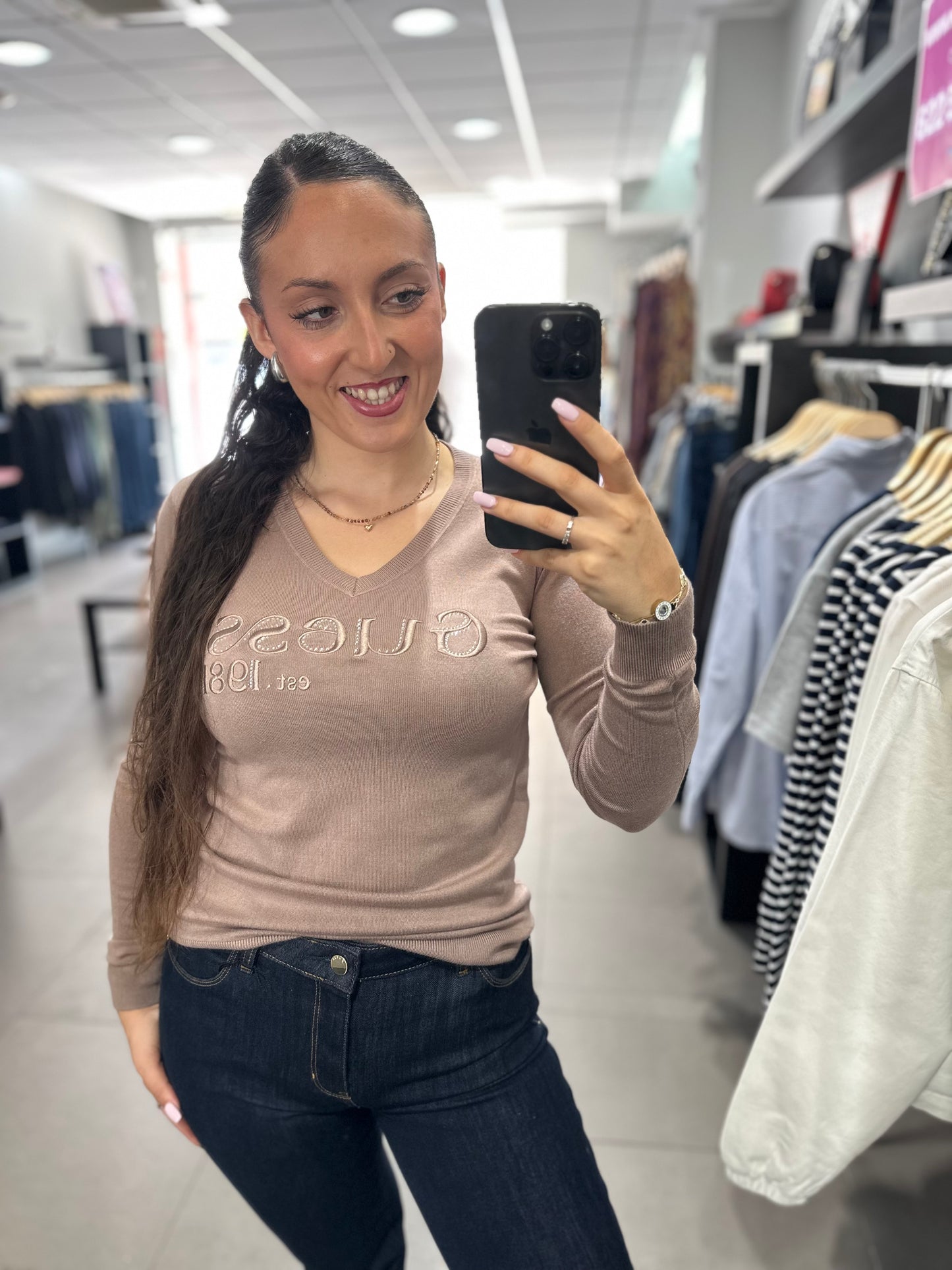 JERSEY GUESS TAUPE CUELLO PICO LOGO BORDADO BRILLOS