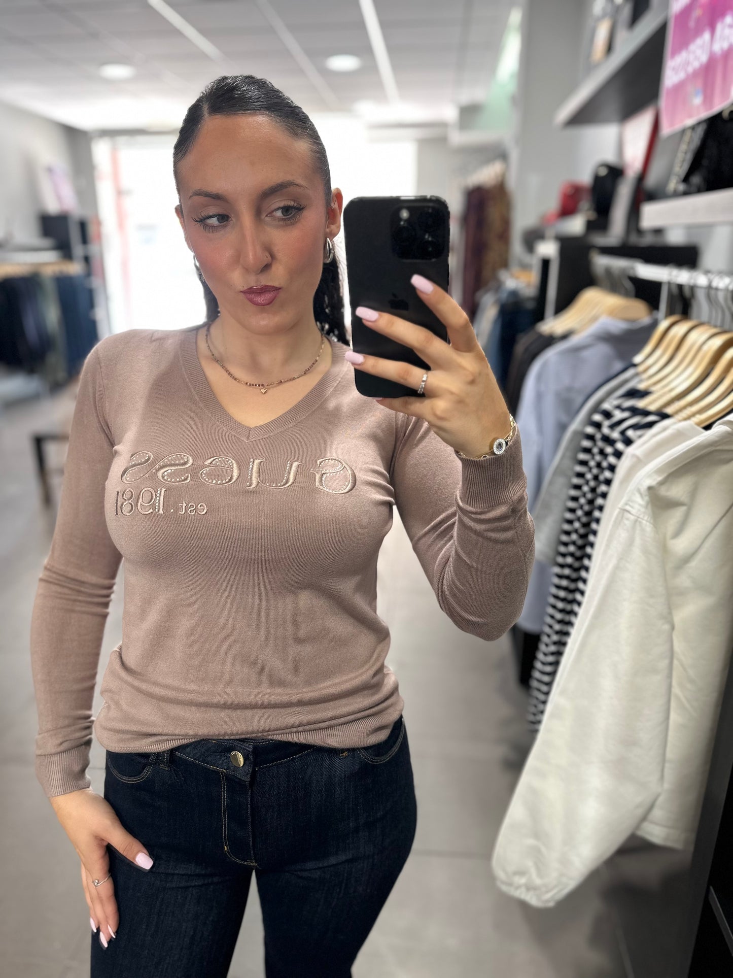 JERSEY GUESS TAUPE CUELLO PICO LOGO BORDADO BRILLOS