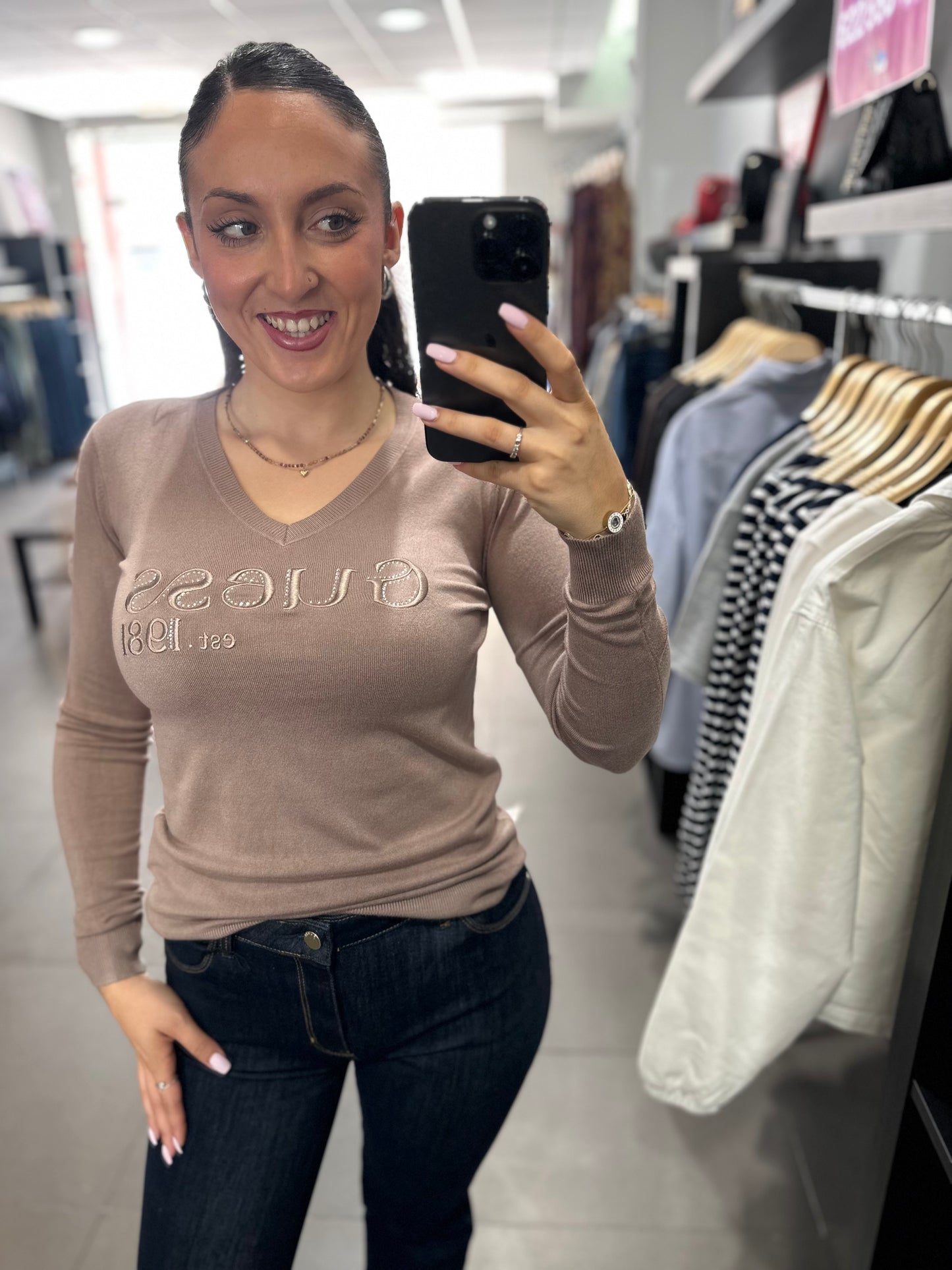 JERSEY GUESS TAUPE CUELLO PICO LOGO BORDADO BRILLOS