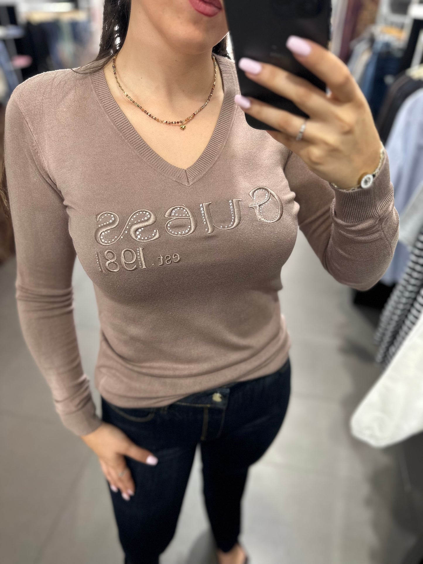 JERSEY GUESS TAUPE CUELLO PICO LOGO BORDADO BRILLOS