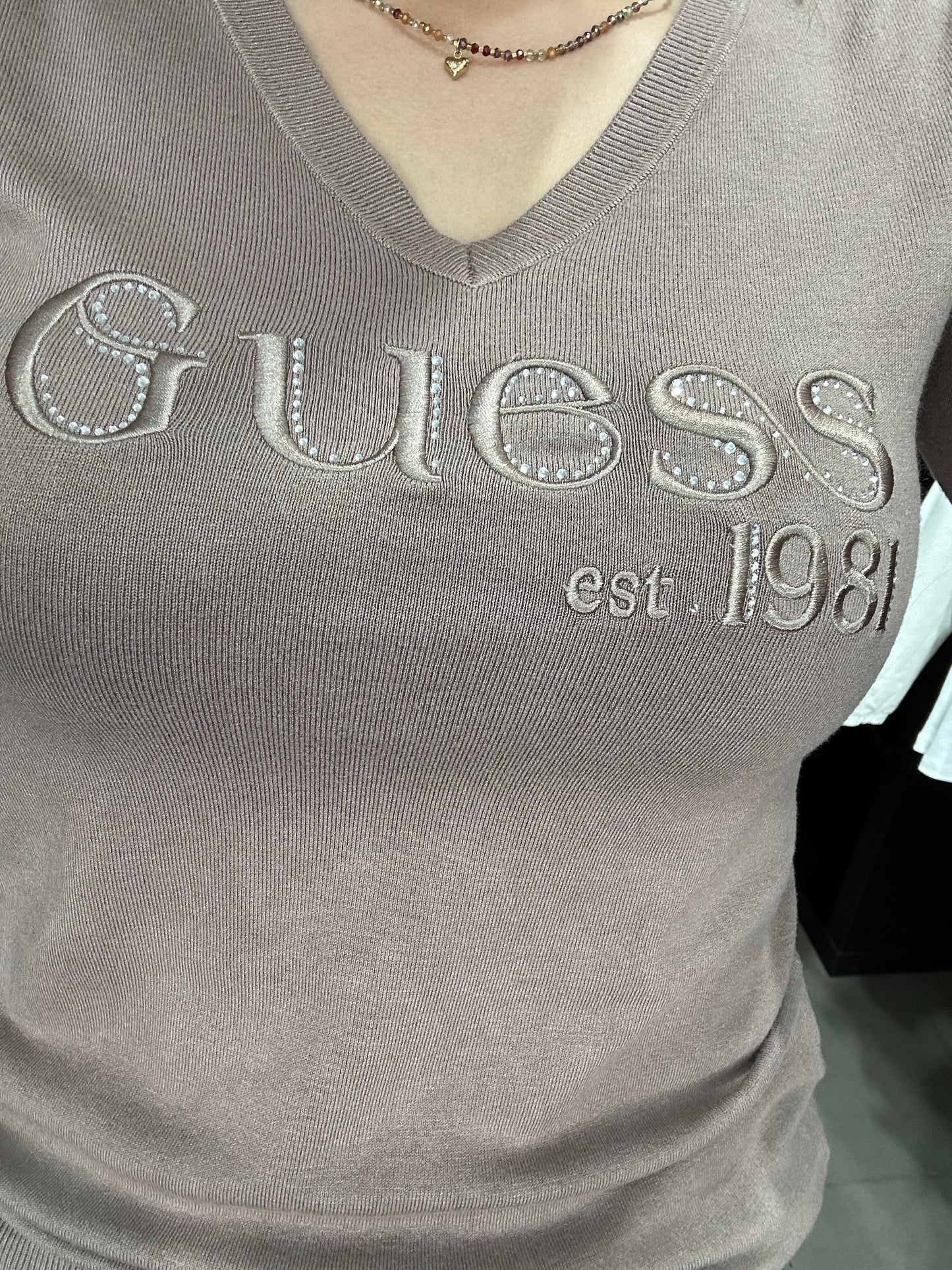 JERSEY GUESS TAUPE CUELLO PICO LOGO BORDADO BRILLOS
