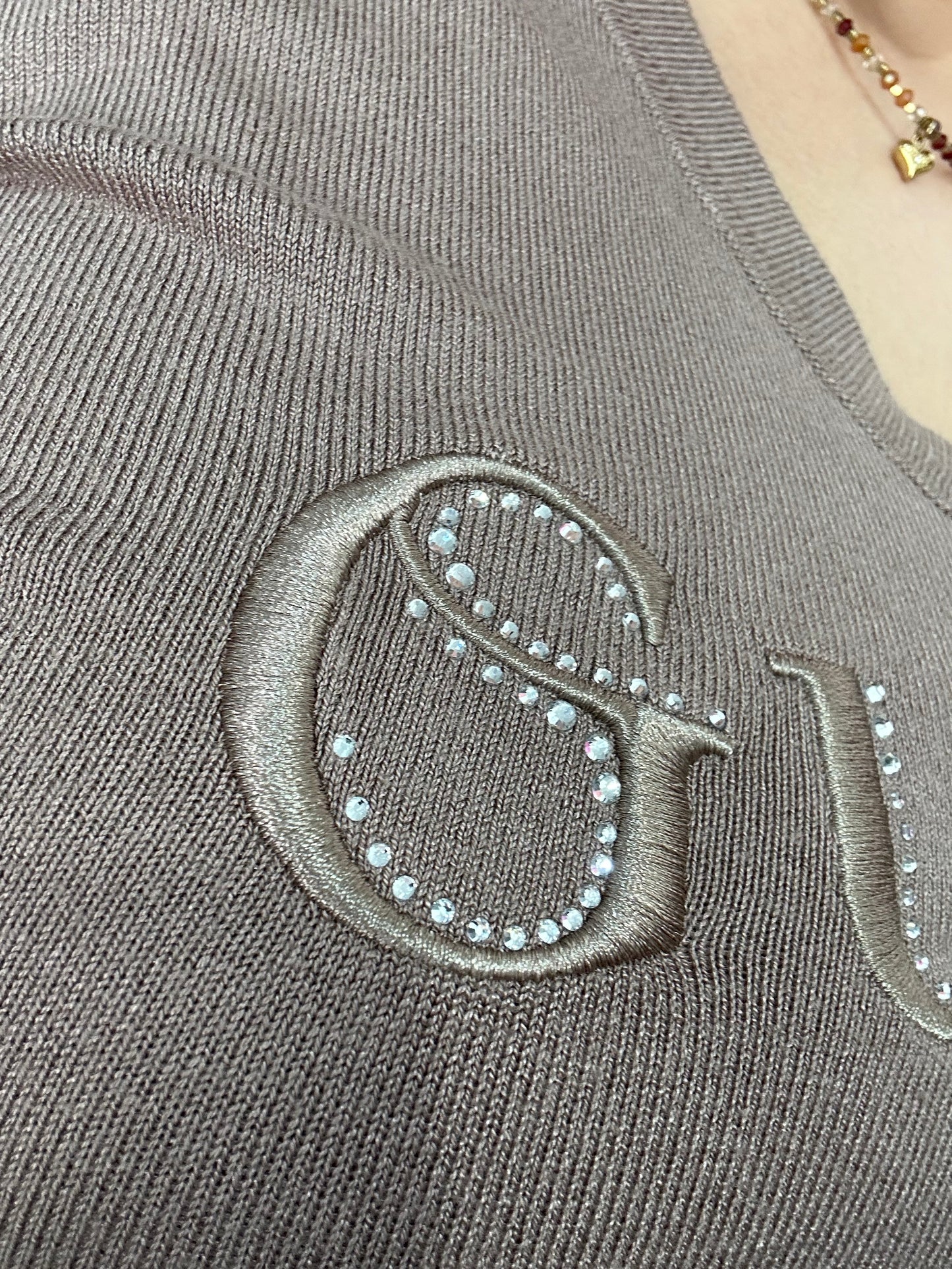 JERSEY GUESS TAUPE CUELLO PICO LOGO BORDADO BRILLOS