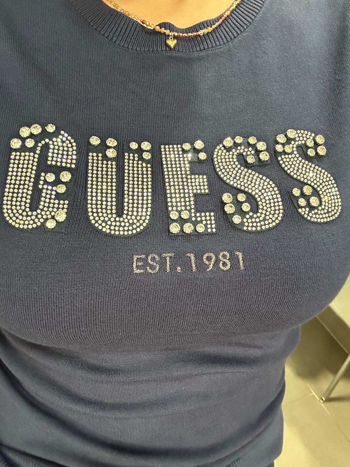 JERSEY GUESS AZUL MARINO CON LOGO BRILLOS GRANDES Y PEQUEÑOS