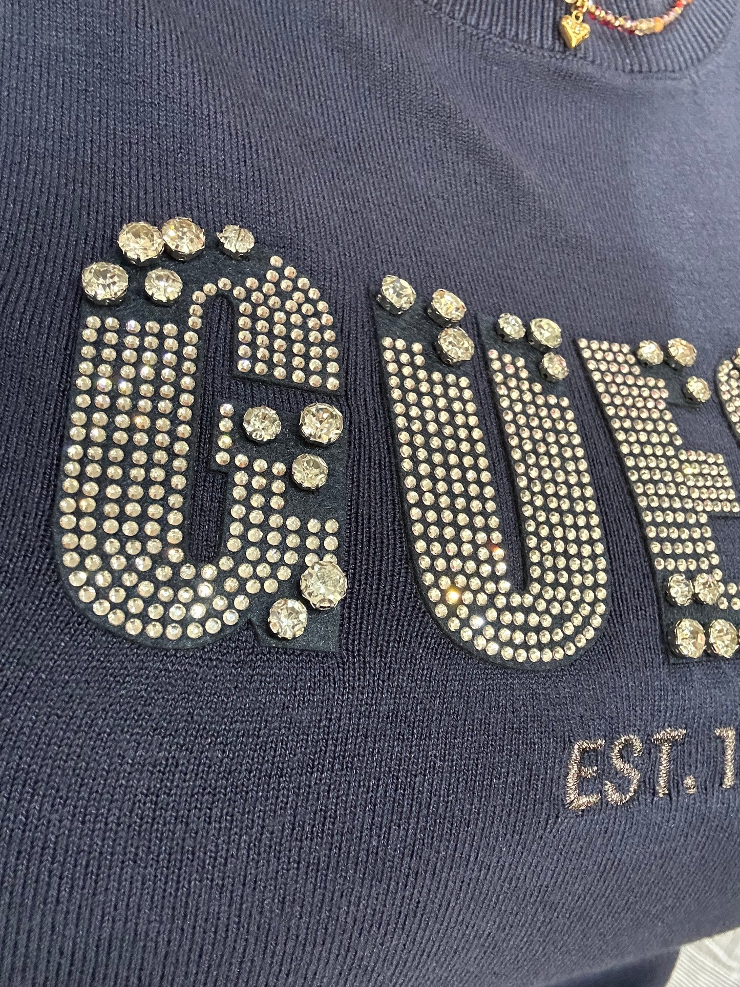 JERSEY GUESS AZUL MARINO CON LOGO BRILLOS GRANDES Y PEQUEÑOS