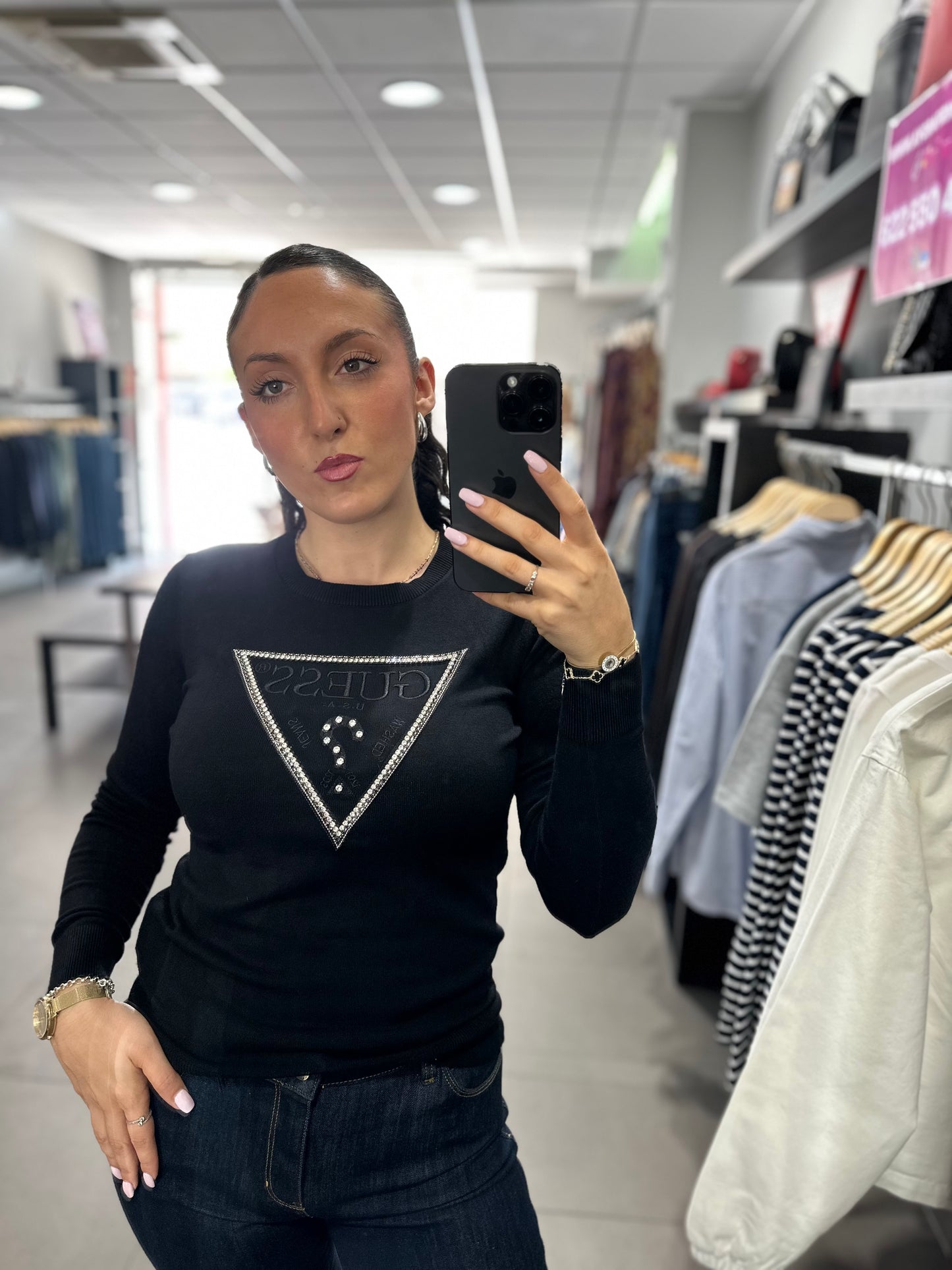 JERSEY GUESS NEGRO CON LOGO BRILLOS BORDADO