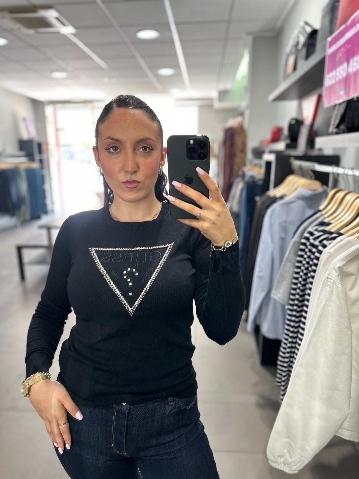 JERSEY GUESS NEGRO CON LOGO BRILLOS BORDADO