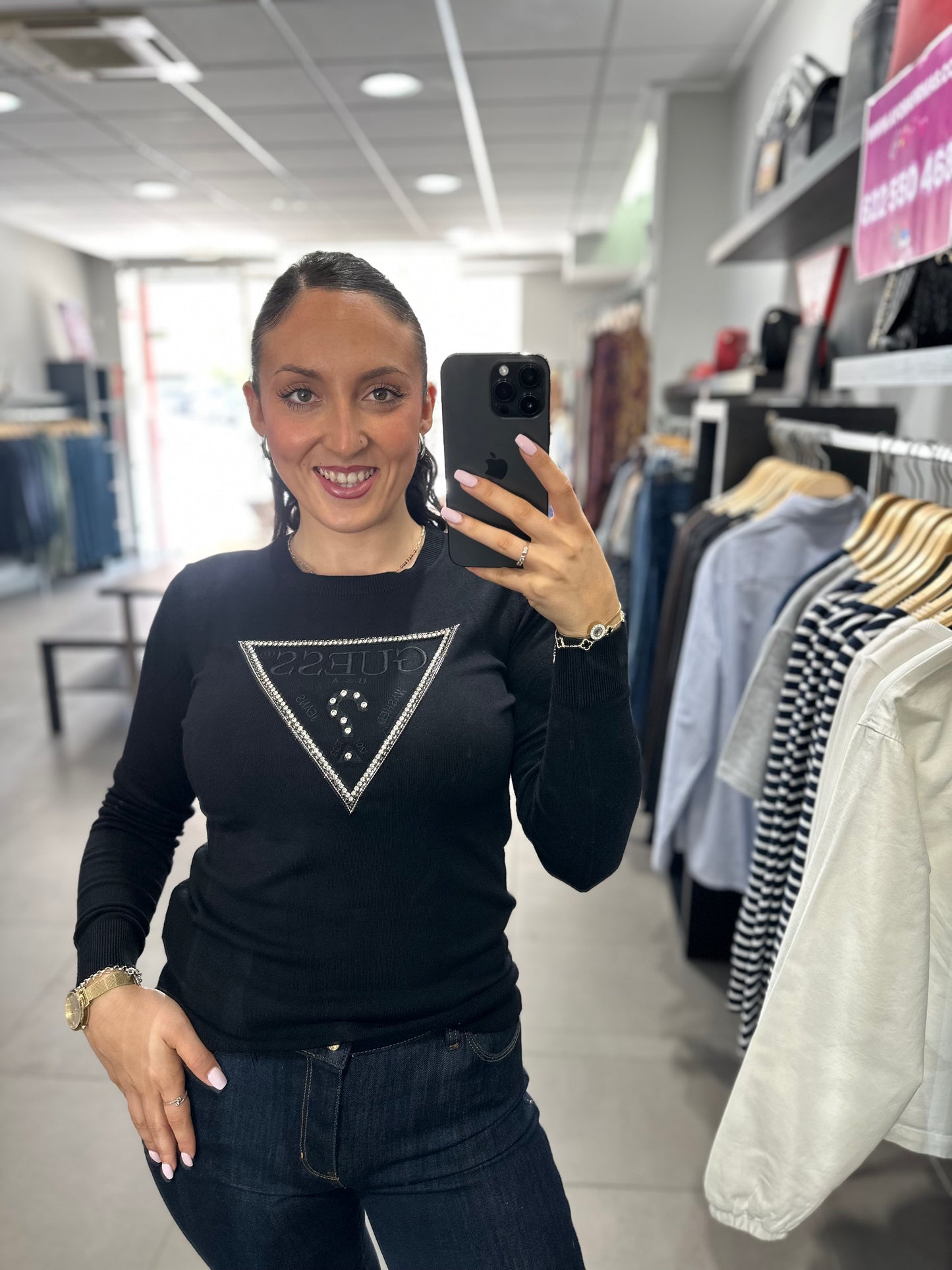 JERSEY GUESS NEGRO CON LOGO BRILLOS BORDADO