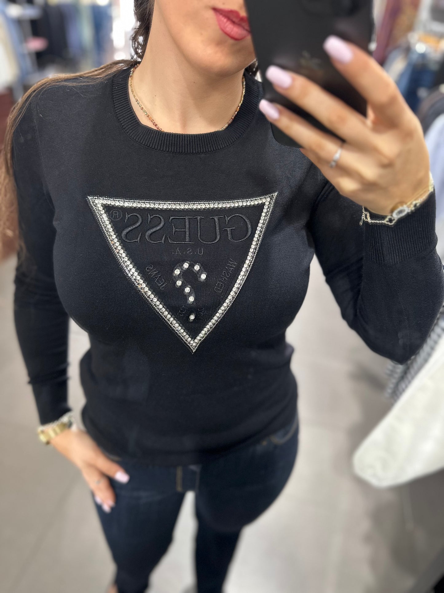 JERSEY GUESS NEGRO CON LOGO BRILLOS BORDADO