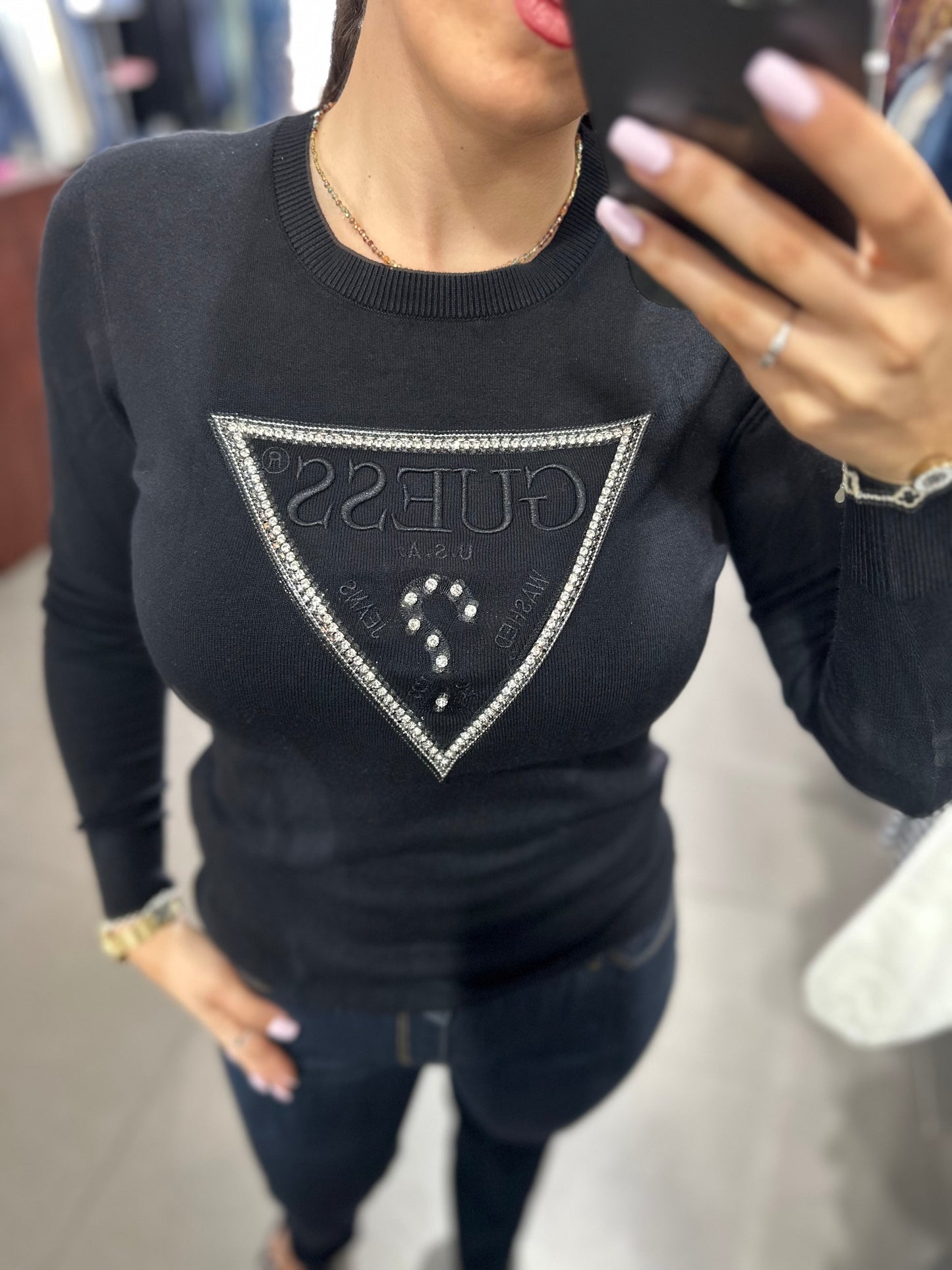 JERSEY GUESS NEGRO CON LOGO BRILLOS BORDADO