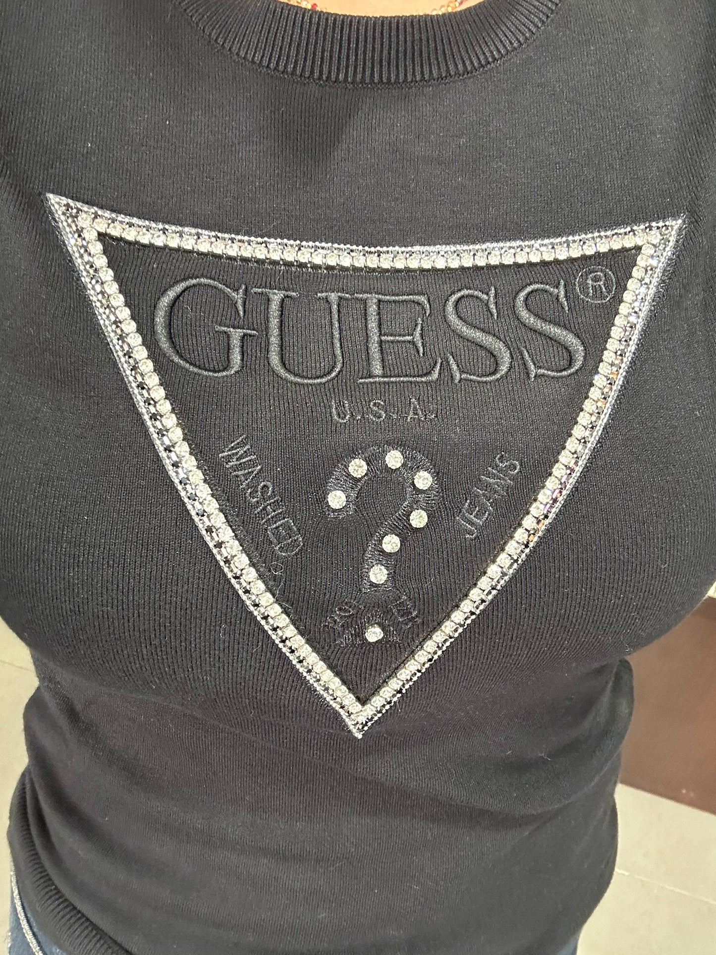 JERSEY GUESS NEGRO CON LOGO BRILLOS BORDADO