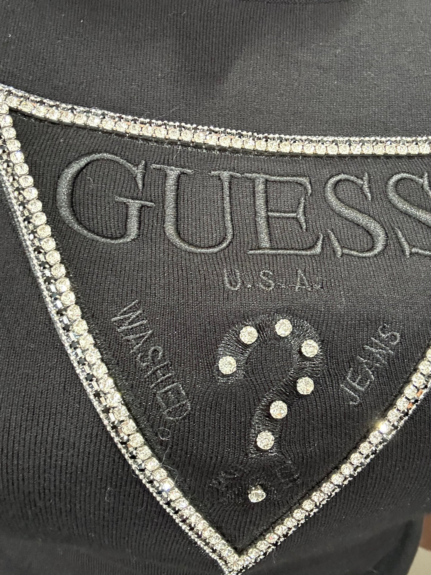 JERSEY GUESS NEGRO CON LOGO BRILLOS BORDADO