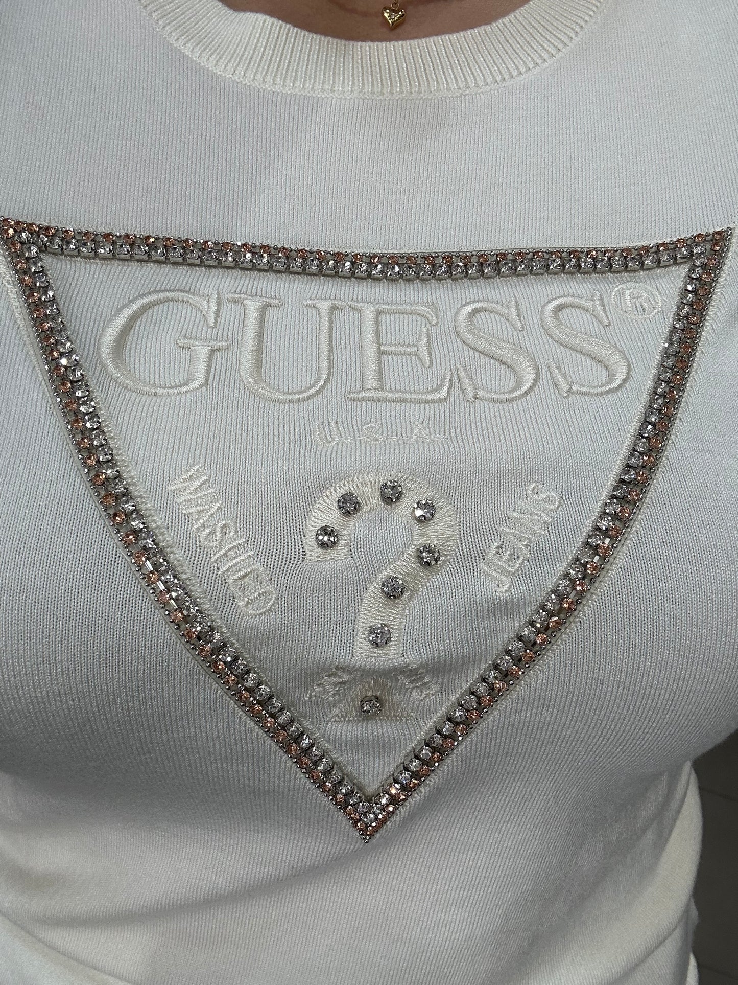 JERSEY GUESS CRUDO CON LOGO BRILLOS BORDADO