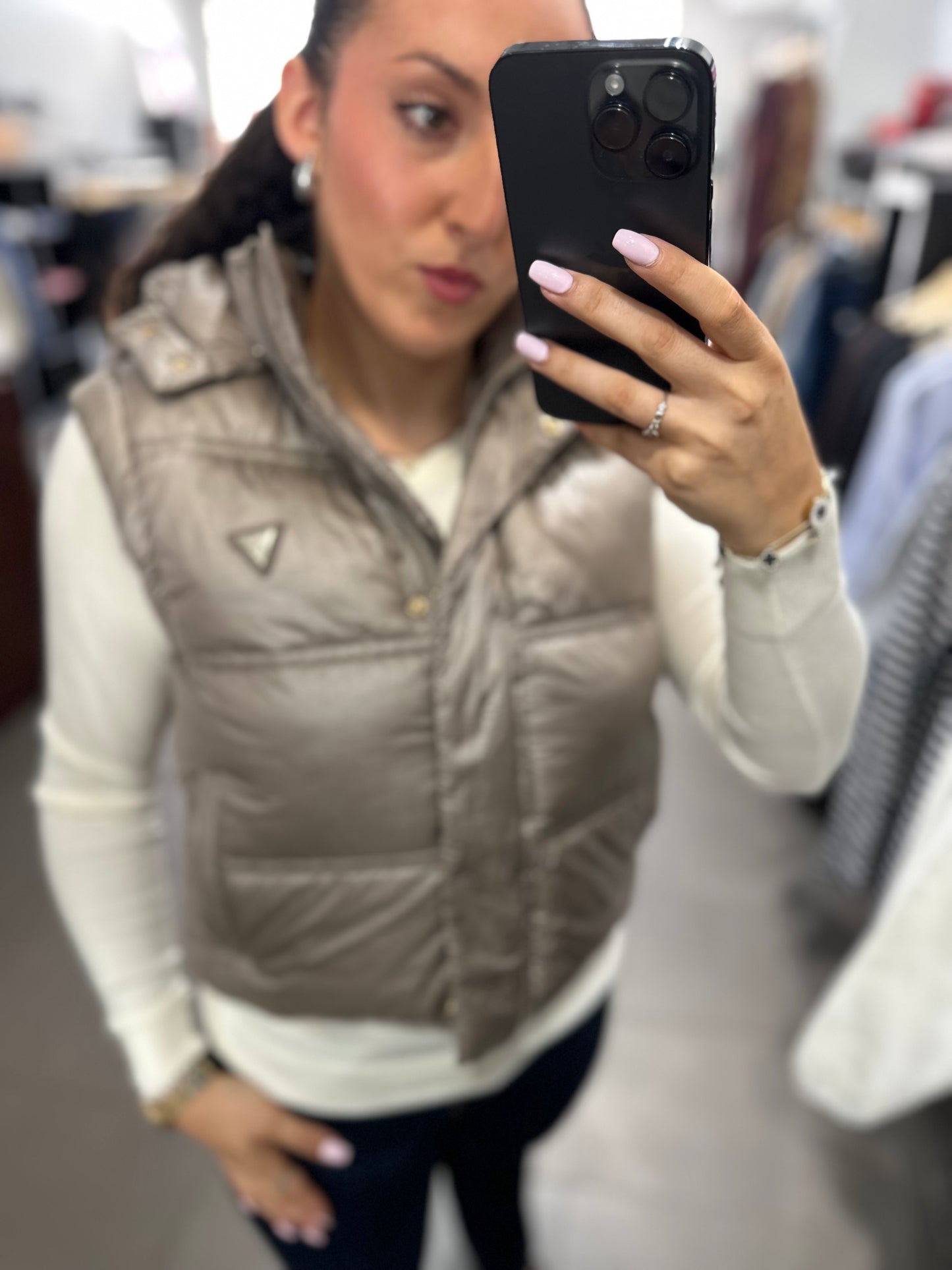 CHALECO GUESS BRONCE CROP CON LOGO