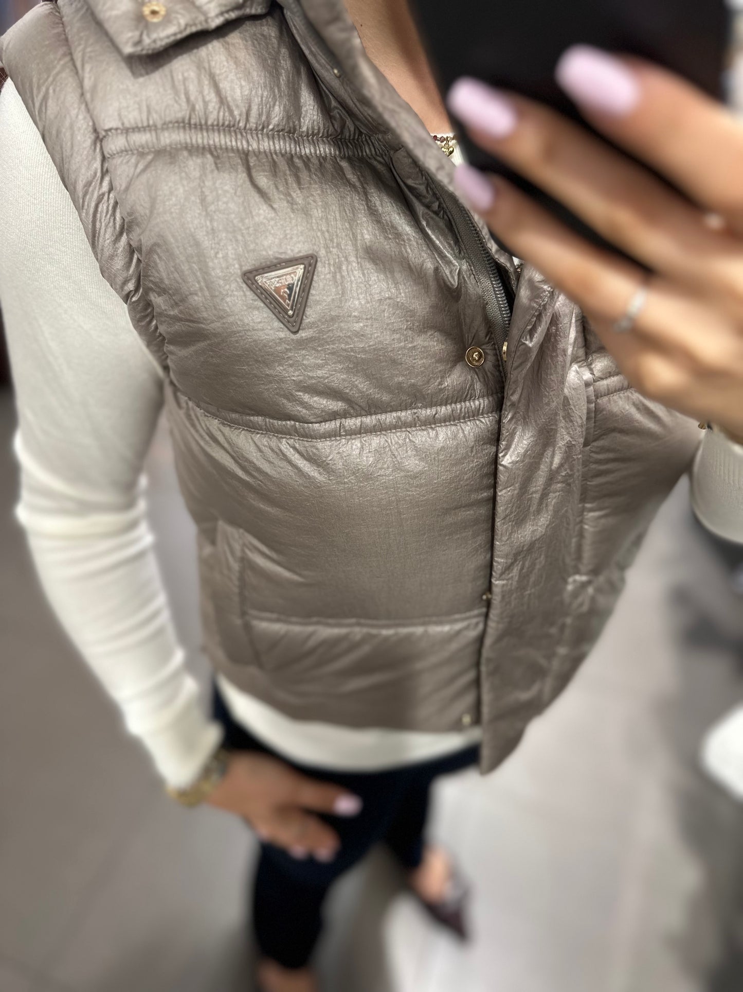 CHALECO GUESS BRONCE CROP CON LOGO