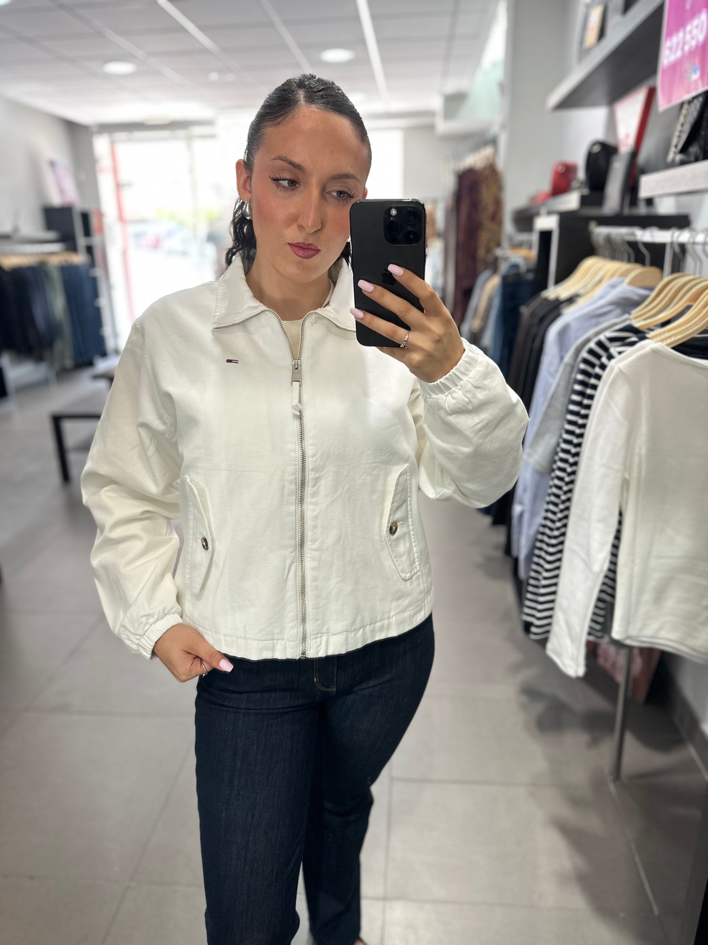 CHAQUETA TOMMY JEANS DENIM BLANCA CON LOGO BORDADO Y BOLSILLOS BOTONES