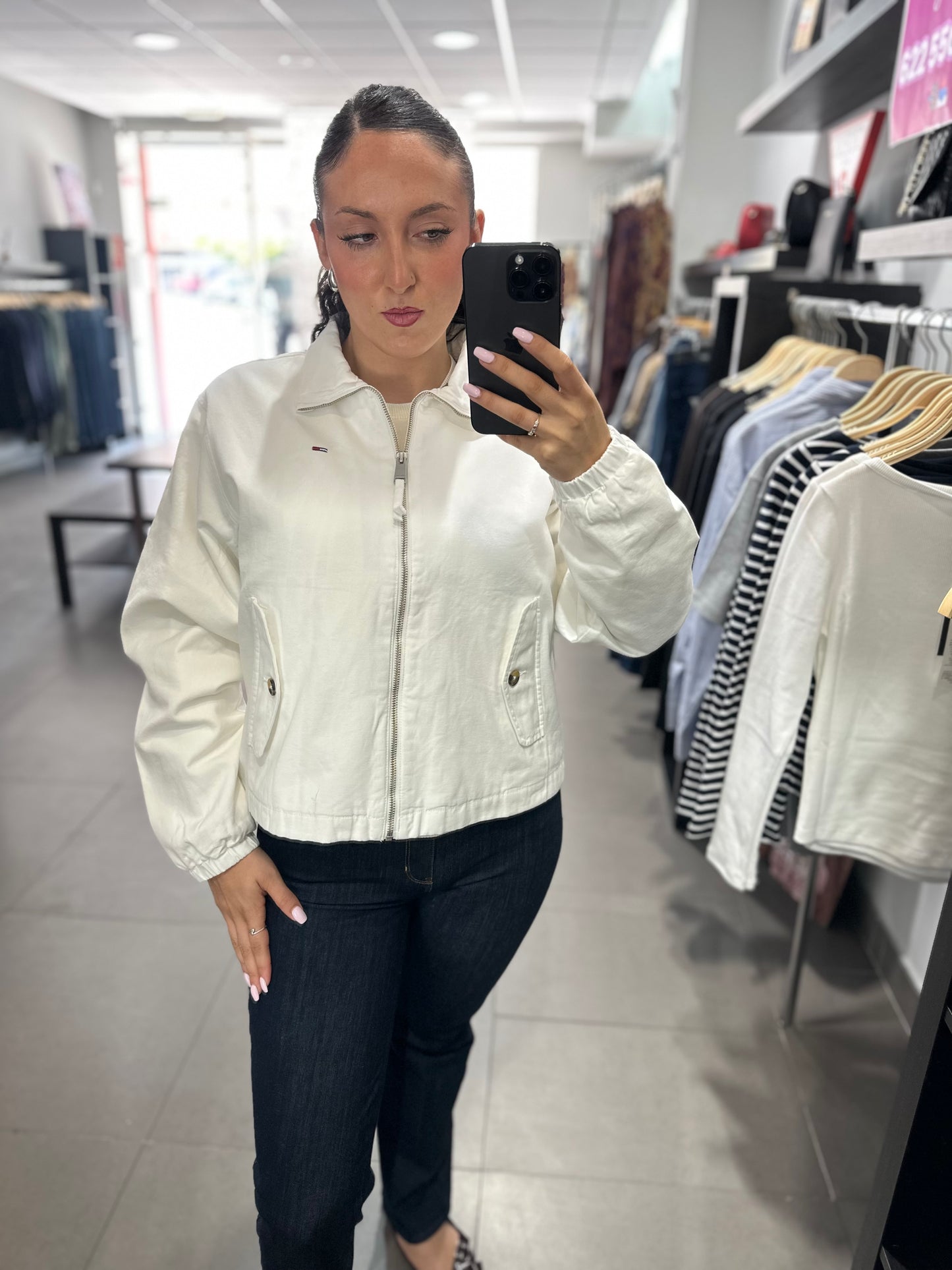 CHAQUETA TOMMY JEANS DENIM BLANCA CON LOGO BORDADO Y BOLSILLOS BOTONES