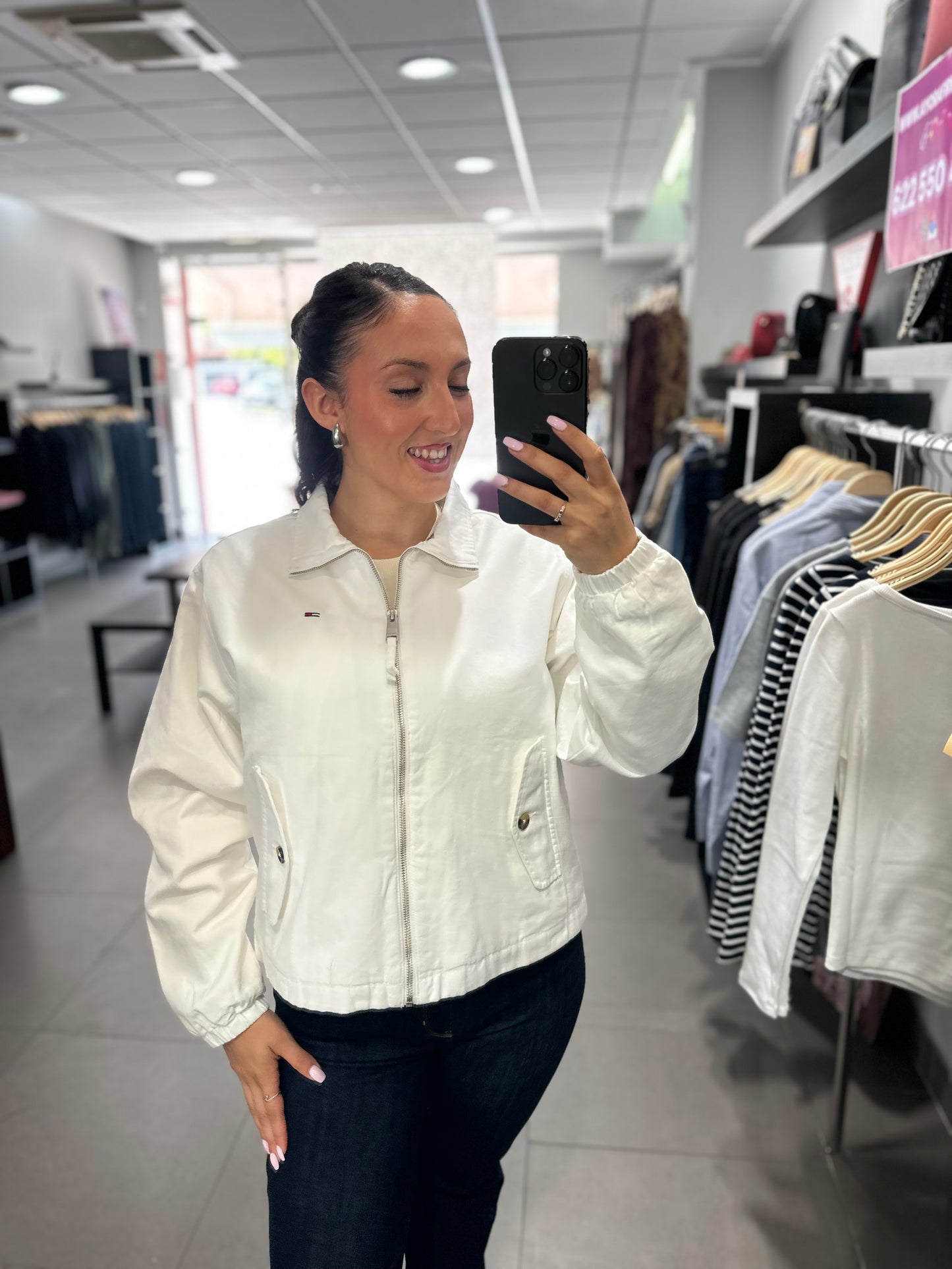 CHAQUETA TOMMY JEANS DENIM BLANCA CON LOGO BORDADO Y BOLSILLOS BOTONES