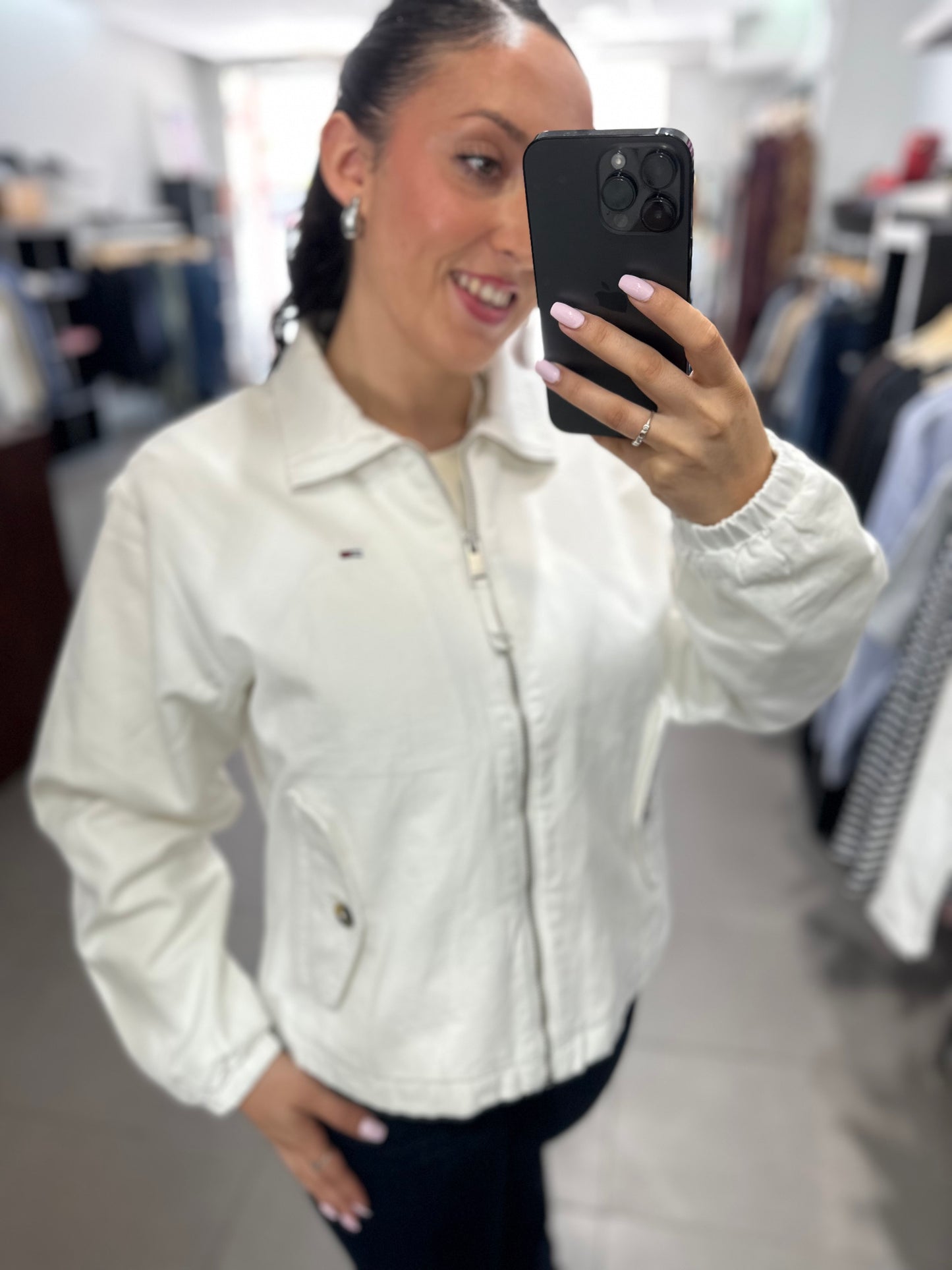CHAQUETA TOMMY JEANS DENIM BLANCA CON LOGO BORDADO Y BOLSILLOS BOTONES
