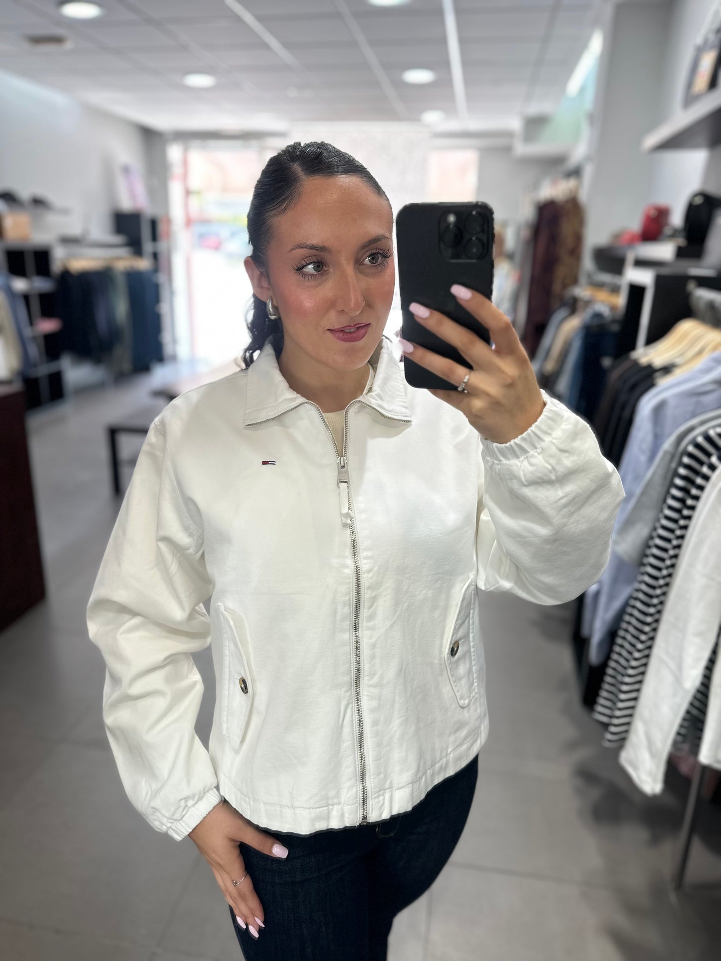 CHAQUETA TOMMY JEANS DENIM BLANCA CON LOGO BORDADO Y BOLSILLOS BOTONES